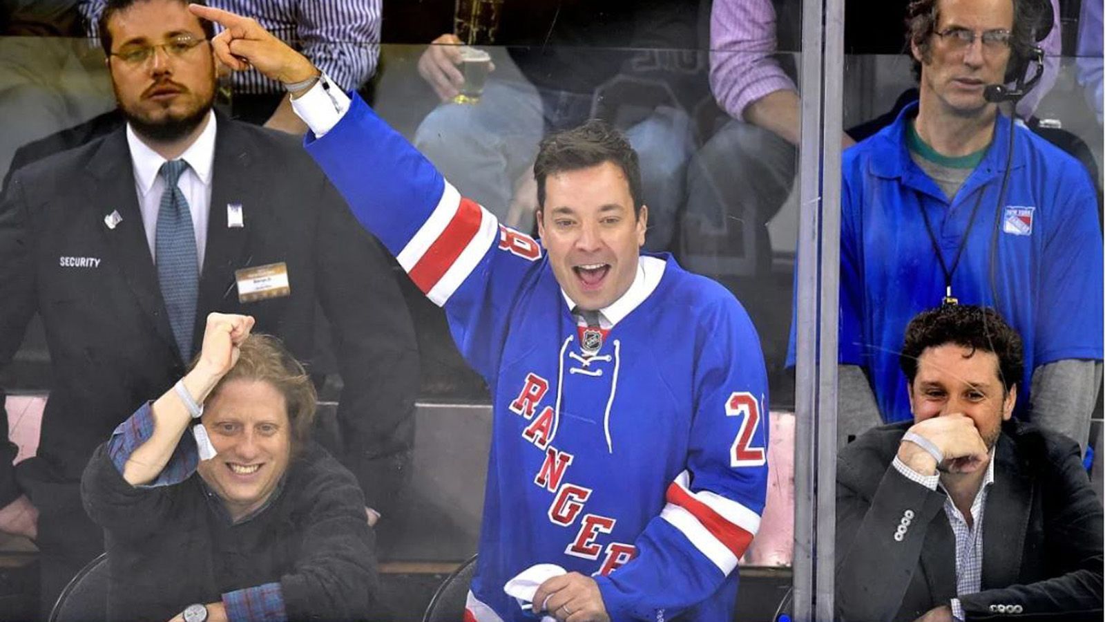 
                <strong>Jimmy Fallon</strong><br>
                Jimmy Fallon gilt als eines der beliebtesten Motive für den Videowürfel im Madison Square Garden. Der Host der "The Tonight Show" ist seit Jahren Fan der New York Rangers und lässt es sich nicht nehmen, immer für eine kleine Einlage zu sorgen, wenn die Kamera auf ihn gerichtet ist. Ganz der Showmaster eben.
              