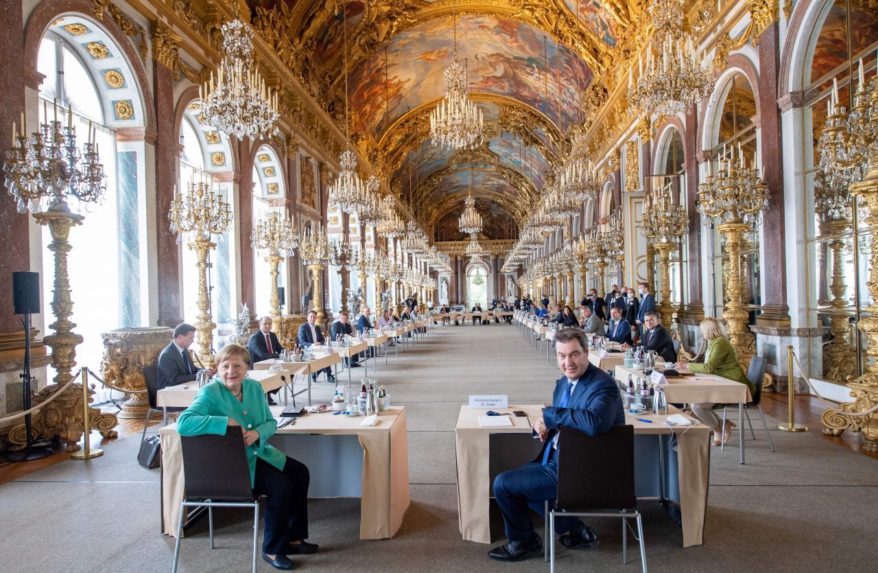 Söder neigt immer wieder zu großen Inszenierungen, wie hier im Juli 2020 beim Besuch von Bundeskanzlerin Angela Merkel auf Schloss Herrenchiemsee in Bayern.