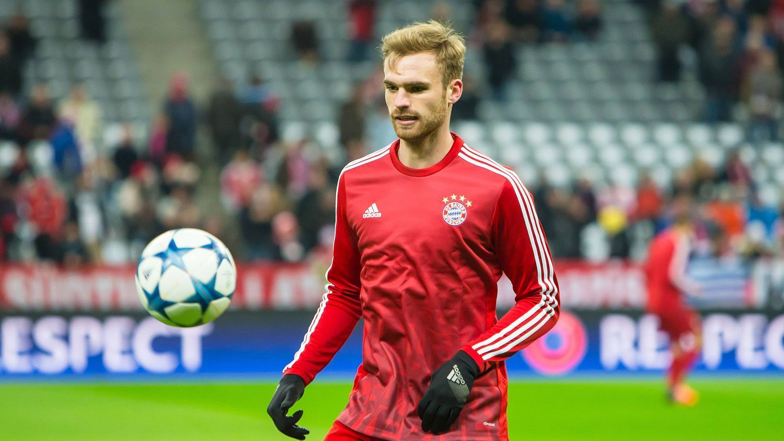 
                <strong>Jan Kirchhoff</strong><br>
                Der aus der Jugendabteilung des 1. FSV Mainz 05 stammende Innenverteidiger wechselte im Sommer 2013 zu den Bayern. Nach einem halben Jahr wurde der damals 23 Jahre alte Kirchhoff nach Schalke verliehen und spielte dort bis zum Ende der Saison 2014/15. Auch nach seiner Rückkehr gelang es dem Defensivspieler nicht sich durchzusetzen, sodass er im Januar 2016 nach Sunderland wechselte. Drei Jahre später kehrte er nach Deutschland zurück und schloss sich erst dem 1. FC Magdeburg an, ehe er im Sommer 2019 zum KFC Uerdingen wechselte. In der laufenden Saison kam er jedoch nur einmal zum Einsatz, im Sommer wird er seine Karriere beenden.
              