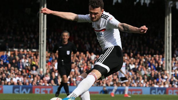 
                <strong>Scott Malone</strong><br>
                Linksverteidiger vom FC Fulham, die Ablöse soll bei rund fünf Millionen Euro liegen. "Unsere Fans haben in der vergangenen Saison in unseren Spielen gegen Fulham gesehen, was für ein guter Spieler er ist. Er ist ein sehr fähiger Verteidiger", sagte Wagner. Der 26-Jährige hat in der Championship 158 Spiele absolviert und dabei 13 Tore erzielt
              