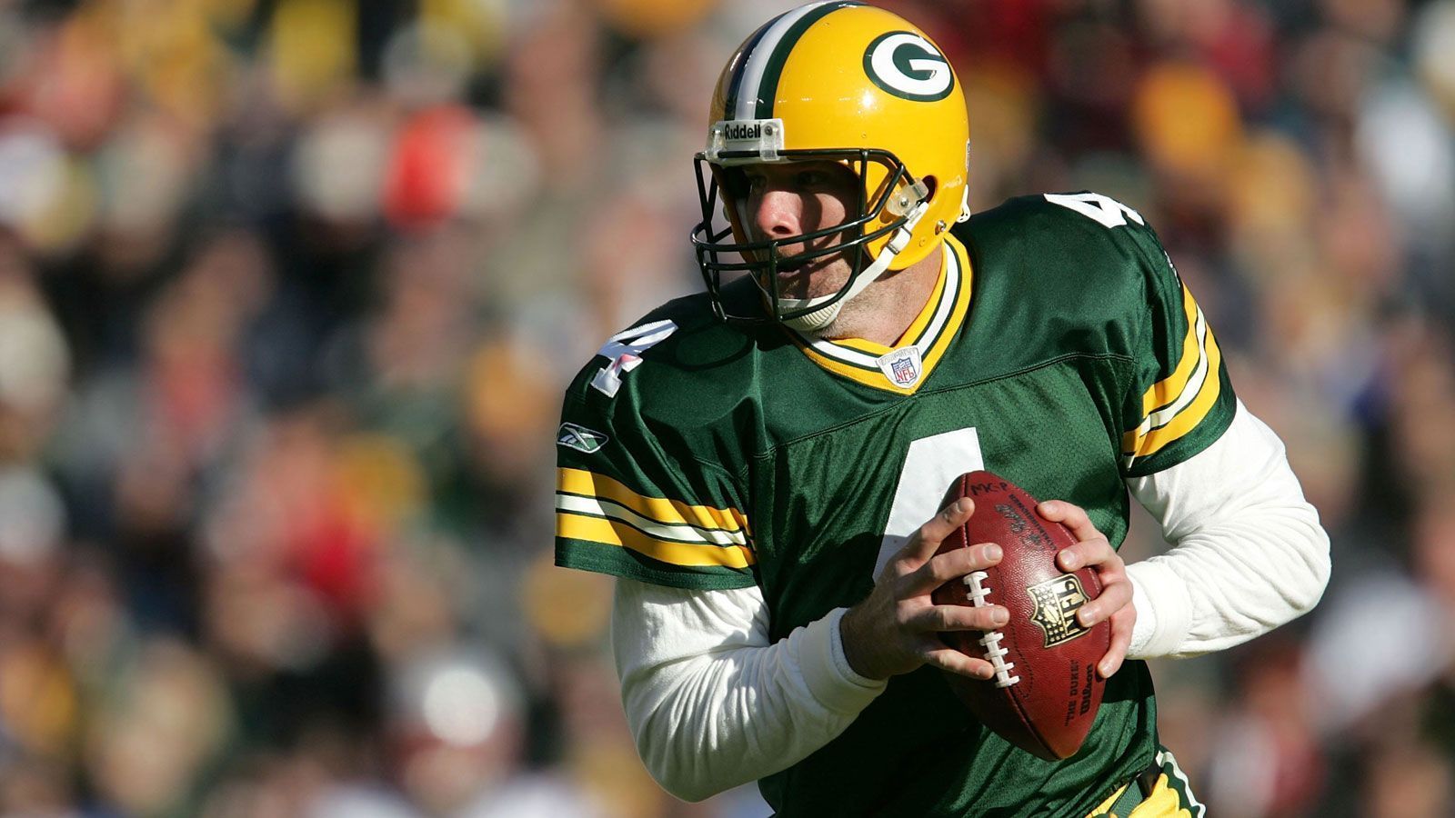 
                <strong>Platz 2 (geteilt): Brett Favre (Quarterback der Green Bay Packers, dreifacher MVP)</strong><br>
                Die Legende der Green Bay Packers legt im Gegensatz zu Young noch eine herausragende Saison drauf. Drei Jahre in Folge (1995, 1996, 1997) ist der Quarterback der beste Spieler der NFL. So wurde er 2016 in die Pro Football Hall of Fame aufgenommen.
              