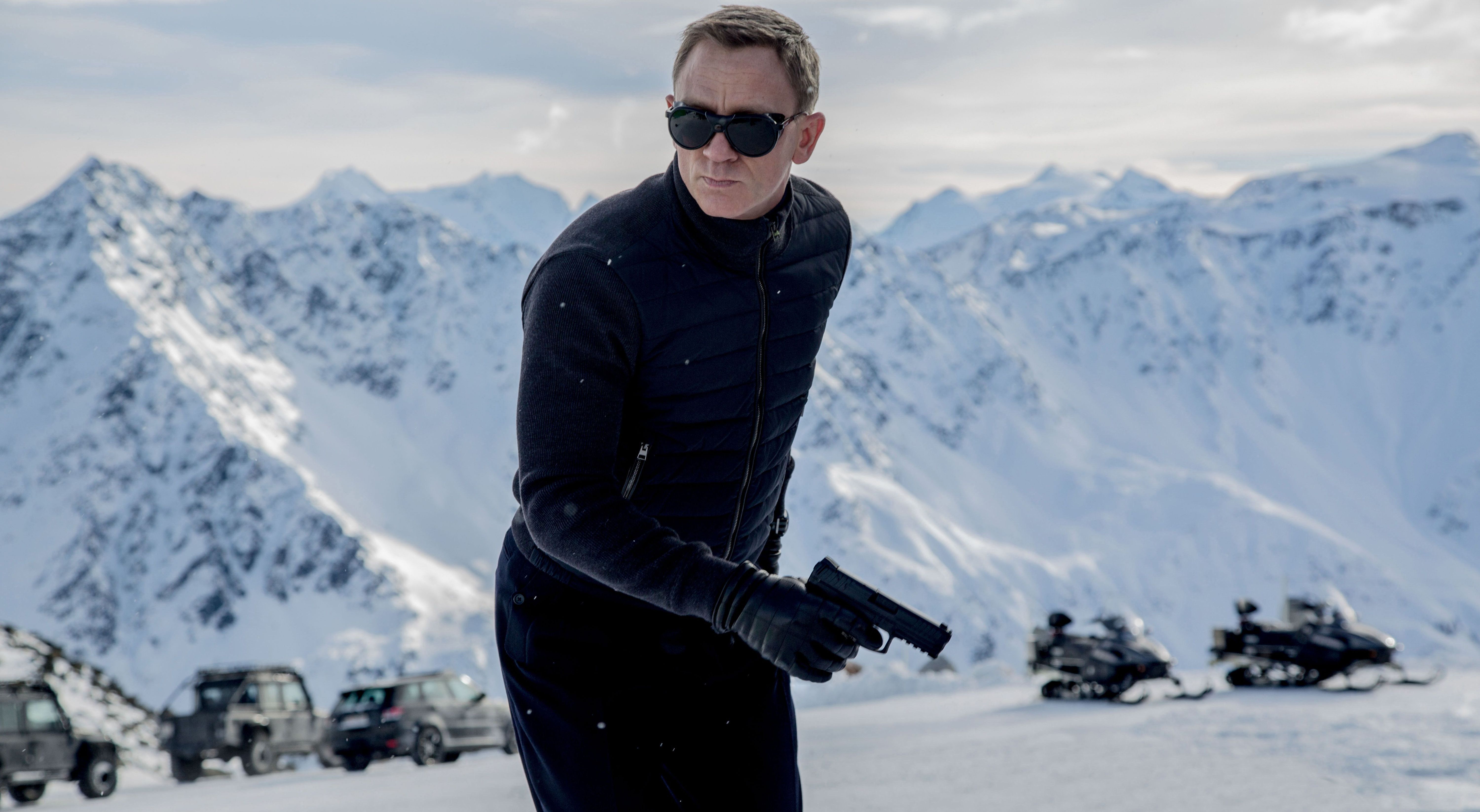 À la James Bond in "Spectre" – ein Outfit, das wohl jeder Mann im Schrank haben sollte. Gut, die Knarre müssen Sie sich vielleicht noch im Karnevalsshop besorgen.