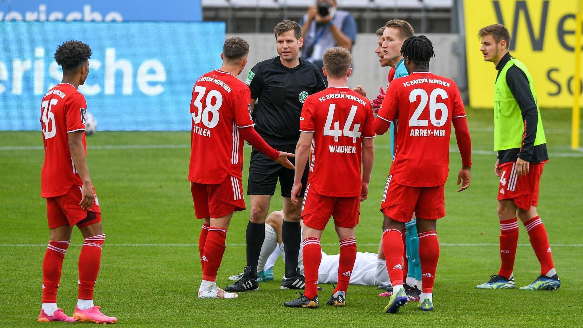 
                <strong>Frust auf beiden Seiten: Punkt hilft nur begrenzt</strong><br>
                Am Ende trennten sich die beiden Stadtrivalen mit einem 2:2-Unentschieden und müssen weiter um die Saisonziele zittern. Der TSV 1860 braucht nun am kommenden Samstag in Ingolstadt einen Sieg, um es in die Relegation für die 2. Liga zu schaffen. Die kleinen Bayern hingegen stehen nun vor dem Abstieg und brauchen Schützenhilfe am letzten Spieltag, sonst geht es runter in die Regionalliga. 
              