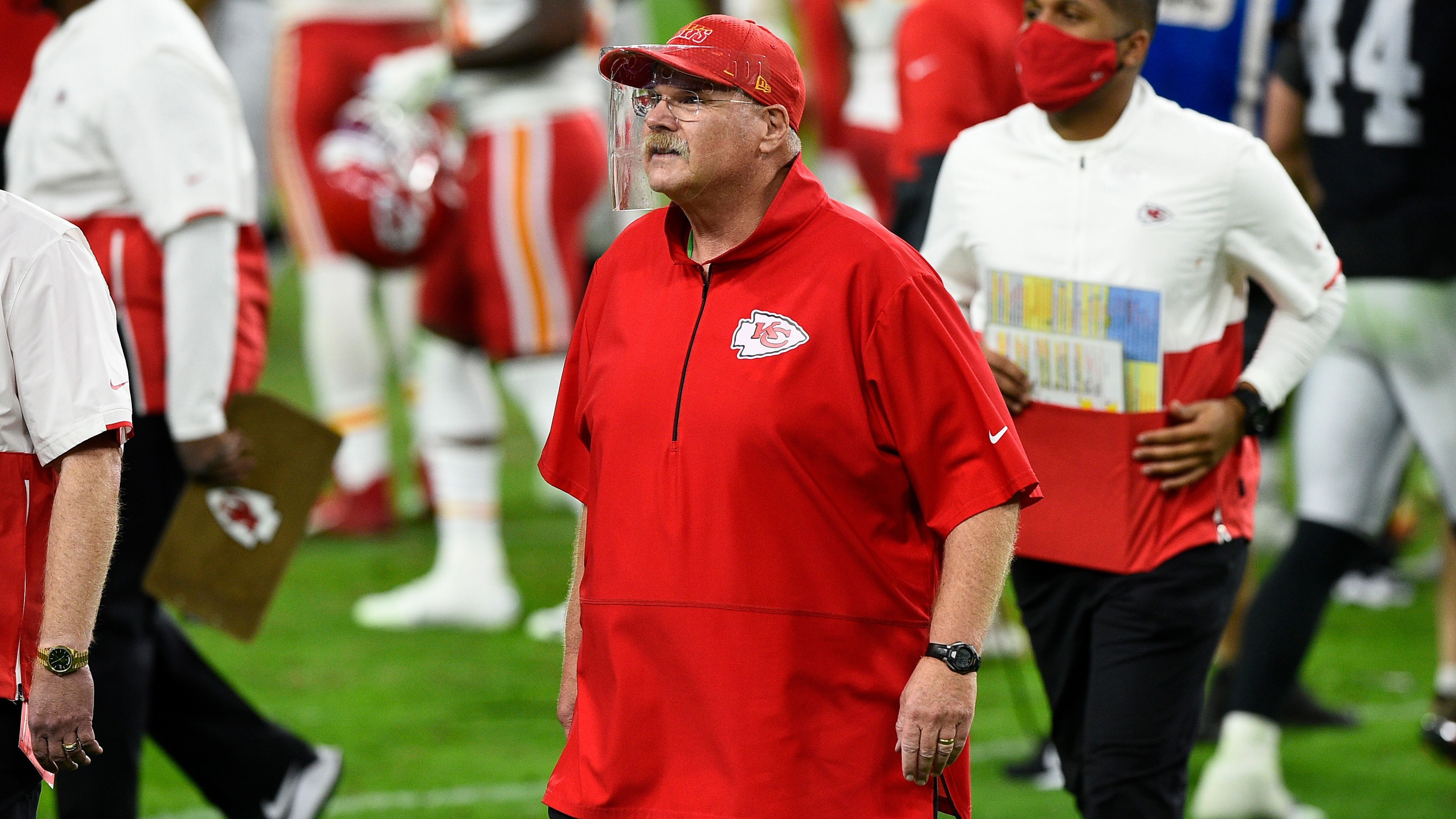 
                <strong>Back-to-Back-Titel? Auch Andy Reid vor Rekord</strong><br>
                Nach jahrelanger Durststrecke holte Andy Reid im vergangenen Jahr seinen ersten Super-Bowl-Titel. Nun greift er direkt nach seinem zweiten Ring und könnte mit 62 Jahren und 325 Tagen der älteste Head Coach werden, der in zwei aufeinanderfolgenden Saisons den Titel gewinnt. 
              