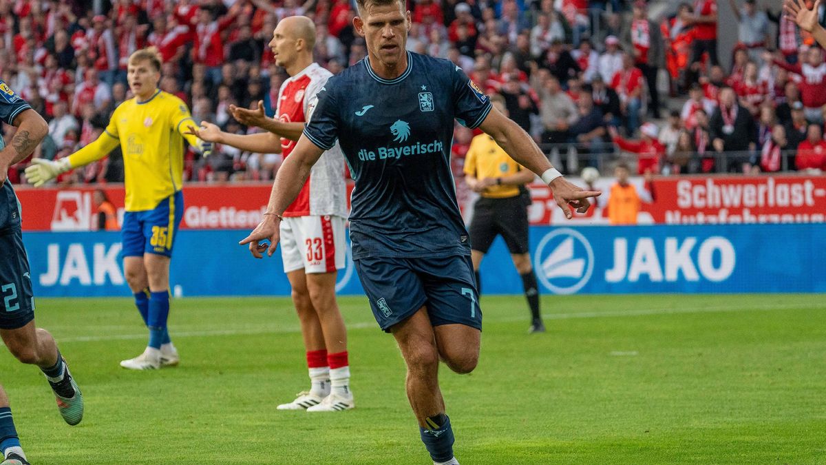 Torjubel nach dem Ausgleich durch Florian Niederlechner (TSV 1860 Muenchen, 07), GER Rot-Weiss Essen vs. TSV 1860 Muenchen, Fussball, 3. Liga, Spieltag 1, Saison 2025 2026, 01.08.2025 DFB DFL REGUL...