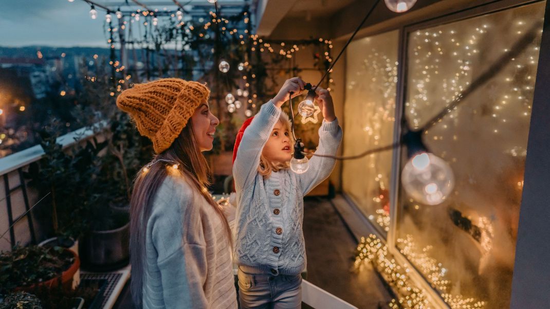 Überall funkelt es verlockend – damit Kinder sich an Weihnachten nicht verletzen, gibt es einiges zu beachten. Mit unseren Tipps genießen alle sorgenfrei das Fest.
