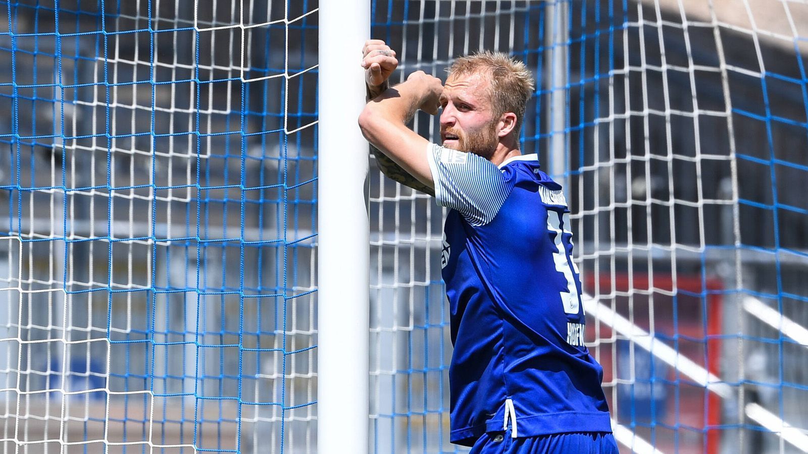 
                <strong>Karlsruher SC (2. Bundesliga)</strong><br>
                ... einem anderen Bundesliga-Gründungsmitglied geben: dem Karlsruher SC. Die Badener pendeln nun schon seit einem Jahrzehnt zwischen 2. Bundesliga und 3. Liga. Aktuell sieht es danach aus, als ob der Fahrstuhl den KSC wieder in Richtung 3. Liga fährt, denn Toptorjäger Philipp Hofmann (16 Saisontore) und seine Kollegen liegen vor dem Saisonfinale auf dem Abstiegs-Relegationsplatz. Aufgrund eines recht guten Torverhältnisses gegenüber Mitaufsteiger Wehen, ist der direkte Abstieg zwar nur noch theoretisch denkbar, doch für eine direkte Rettung braucht es auch viel Vorstellungskraft. Zum einen müsste der KSC zwingend bei Greuther Fürth gewinnen und dann auch noch auf Schützenhilfe von Kiel gegen Nürnberg hoffen. Sprich: Ein Bundesliga-Gründungsmitglied muss auf jeden Fall in die Abstiegs-Relegation.
              