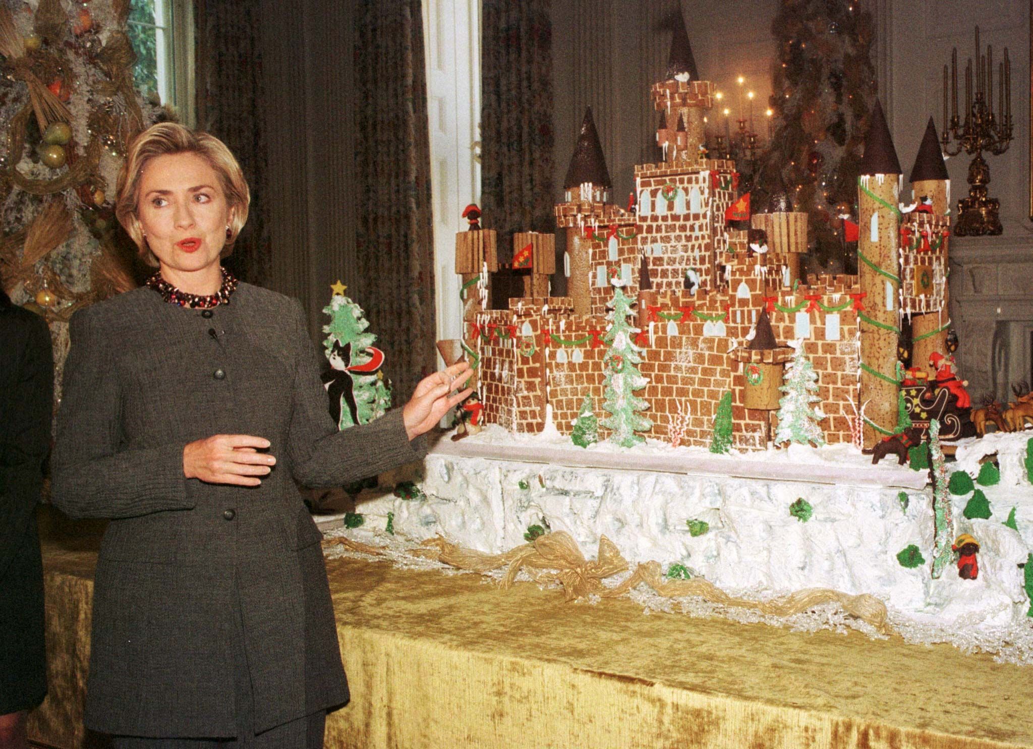 1998: Hillary Clinton präsentiert das traditionelle Lebkuchenhaus im State Dining Room des Weißen Hauses. 