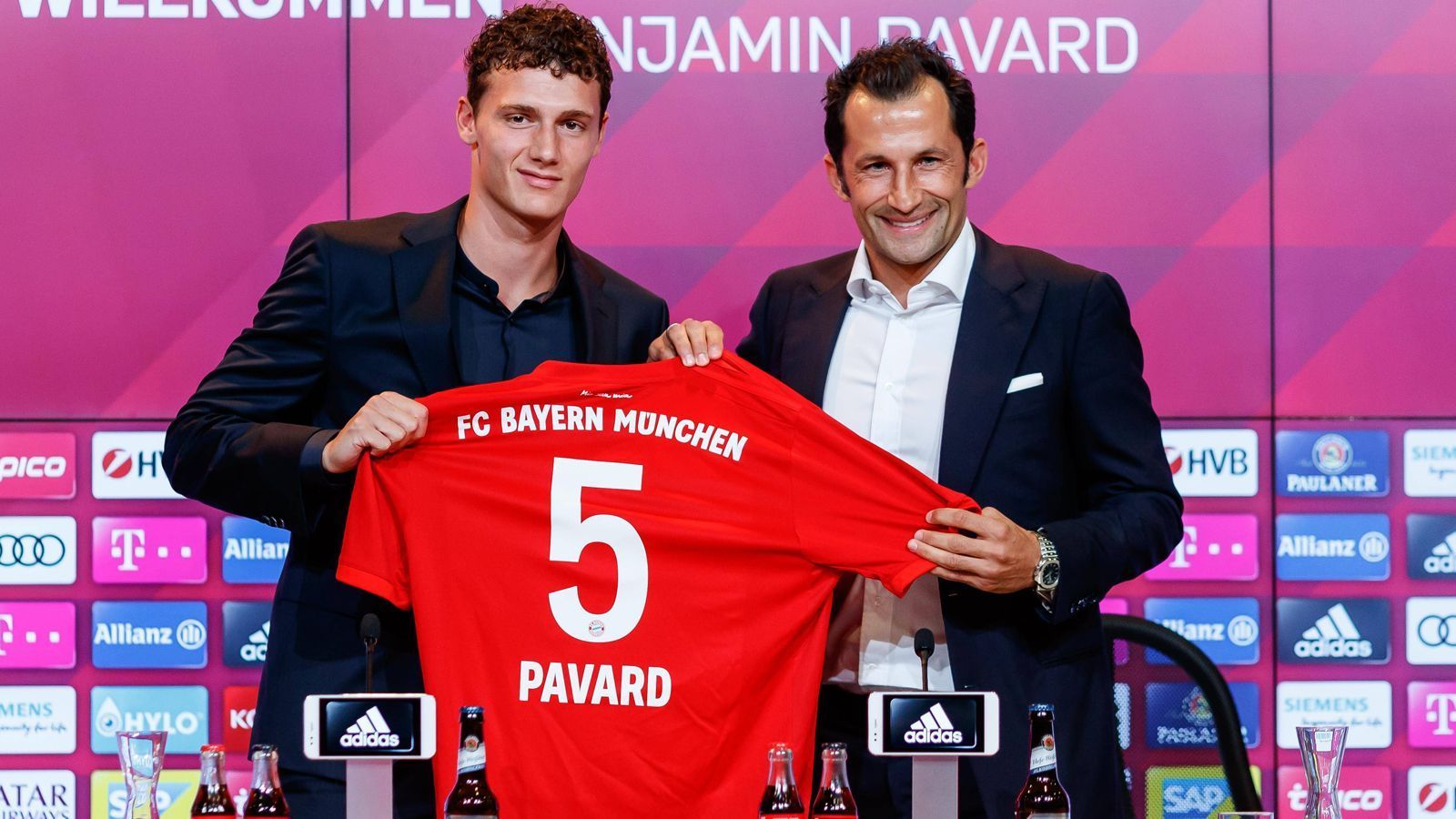 
                <strong>Transfer von Benjamin Pavard</strong><br>
                Dass Hasan "Brazzo" Salihamidzic mittlerweile an Standing gewonnen hat, zeigte zuletzt das Vorgehen von Bayern-Präsident Uli Hoeneß. Nachdem sich der scheidende Münchner Macher den "Sport1"-Doppelpass ansah und dort die Kritik an Salihamidzic vernahm, rief Hoeneß live in der Sendung an und nahm "Brazzo" in Schutz. Vor allem in Sachen Transfers gab es Lob von Hoeneß für seinen Sportdirektor. Die Deals um Benjamin Pavard (li.), Lucas Hernandez und Alphonso Davies seien "allein auf seinem Mist gewachsen", sagte Hoeneß über die Arbeit von Salihamidzic. Weltmeister Pavard eisten die Münchner im Sommer 2019 per Ausstiegsklausel vom VfB Stuttgart los. 
              