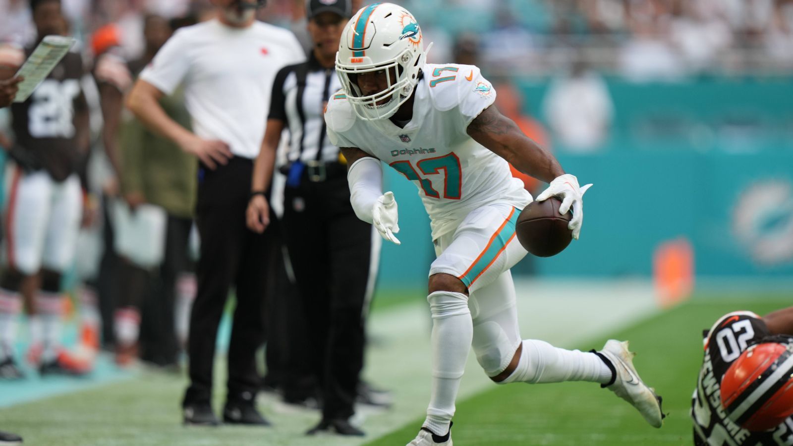 
                <strong>Jaylen Waddle (Miami Dolphins)</strong><br>
                Wenn es um einen Receiver der Miami Dolphins geht, dann nennt man reflexartig Tyreek Hill. Klar, der bestbezahlte Wide Receiver der NFL mit 30 Millionen Dollar pro Jahr führt die Liga mit 1.148 Yards an. Allerdings haben die Dolphins noch einen zweiten Receiver, der in Folge dessen zu wenig Aufmerksamkeit bekommt: Jaylen Waddle. Nicht nur ist der ehemalige Alabama-Passempfänger pfeilschnell, er ist auch agil und dynamisch und fängt vor allem die wichtigen Pässe von Tua Tagovailoa in der Mitteldistanz, da Hill meistens die tiefen Wege Richtung Endzone geht. Ein Vergleich mit Cooper Kupp zeigt: Waddle gehört zu den besten Receivern der Liga.
              