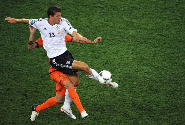 
                <strong>Mario Gomez: Zwischen Tormaschine und Chancentod</strong><br>
                In der Vorrunde der EM 2012 erzielt Gomez einen Doppelpack zum 2:1-Sieg gegen die Niederlande. Es bleibt sein einziges Highlight: Wie die gesamte deutsche Elf geht auch Gomez im Halbfinale beim 1:2 gegen Italien unter.
              