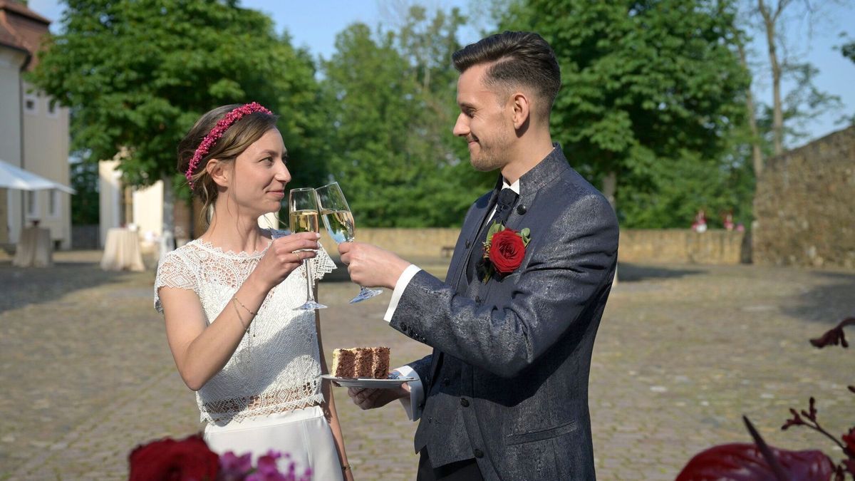 Emma und Christian stoßen auf ihre "Hochzeit auf den ersten Blick" an.