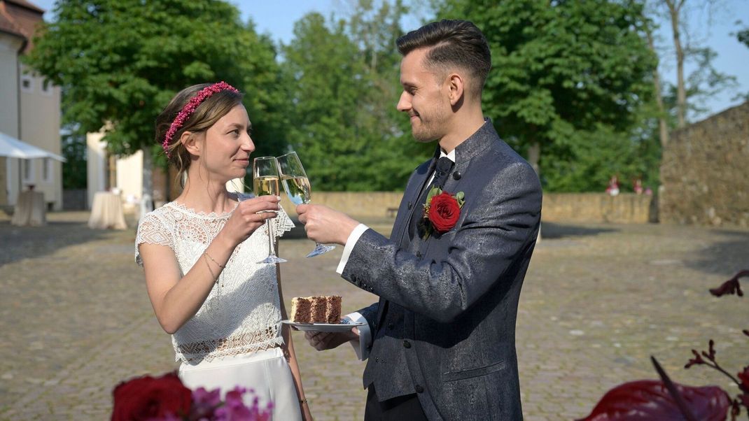 Emma und Christian stoßen auf ihre "Hochzeit auf den ersten Blick" an.