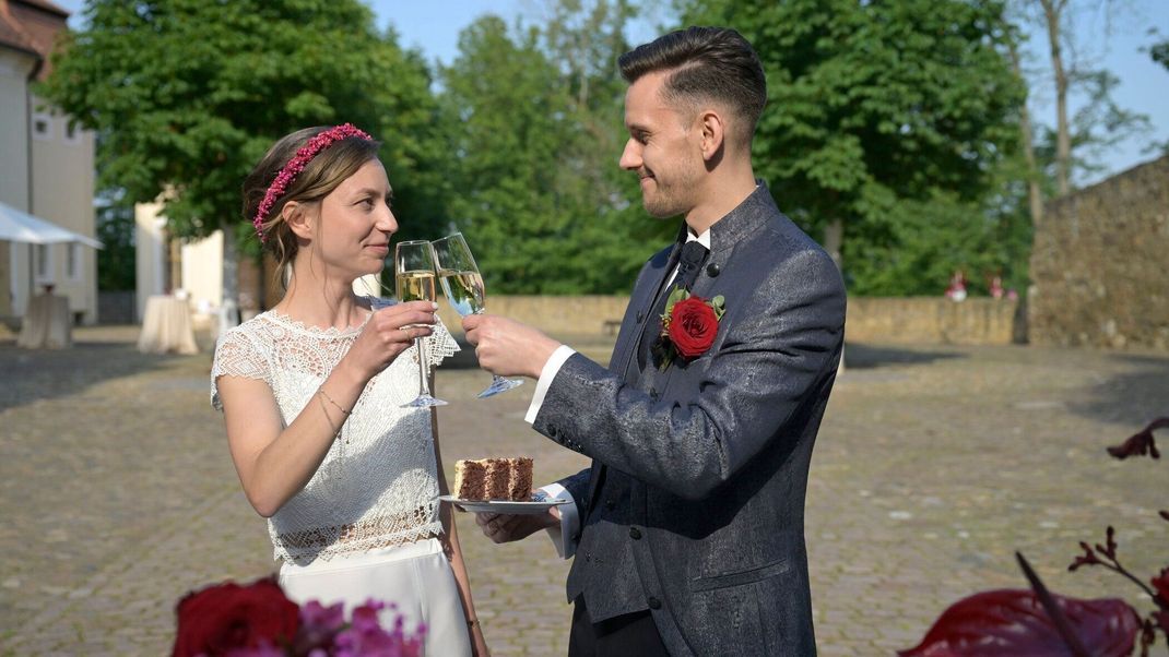 Emma und Christian stoßen auf ihre "Hochzeit auf den ersten Blick" an.