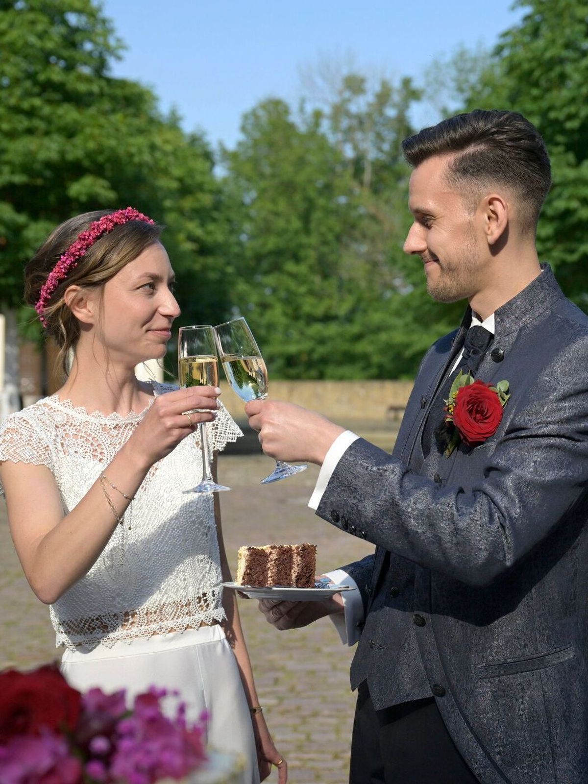 Emma und Christian stoßen auf ihre "Hochzeit auf den ersten Blick" an.