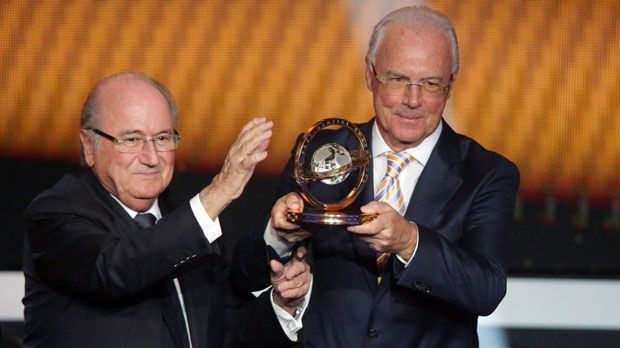 
                <strong>Franz Beckenbauer anno 2012</strong><br>
                2012 erhielt die "Lichtgestalt" des deutschen Fußballs den FIFA Presidential Award, eine Auszeichnung für Beckenbauers besondere Leistungen und Verdienste im Zusammenhang mit dem Fußball. 
              