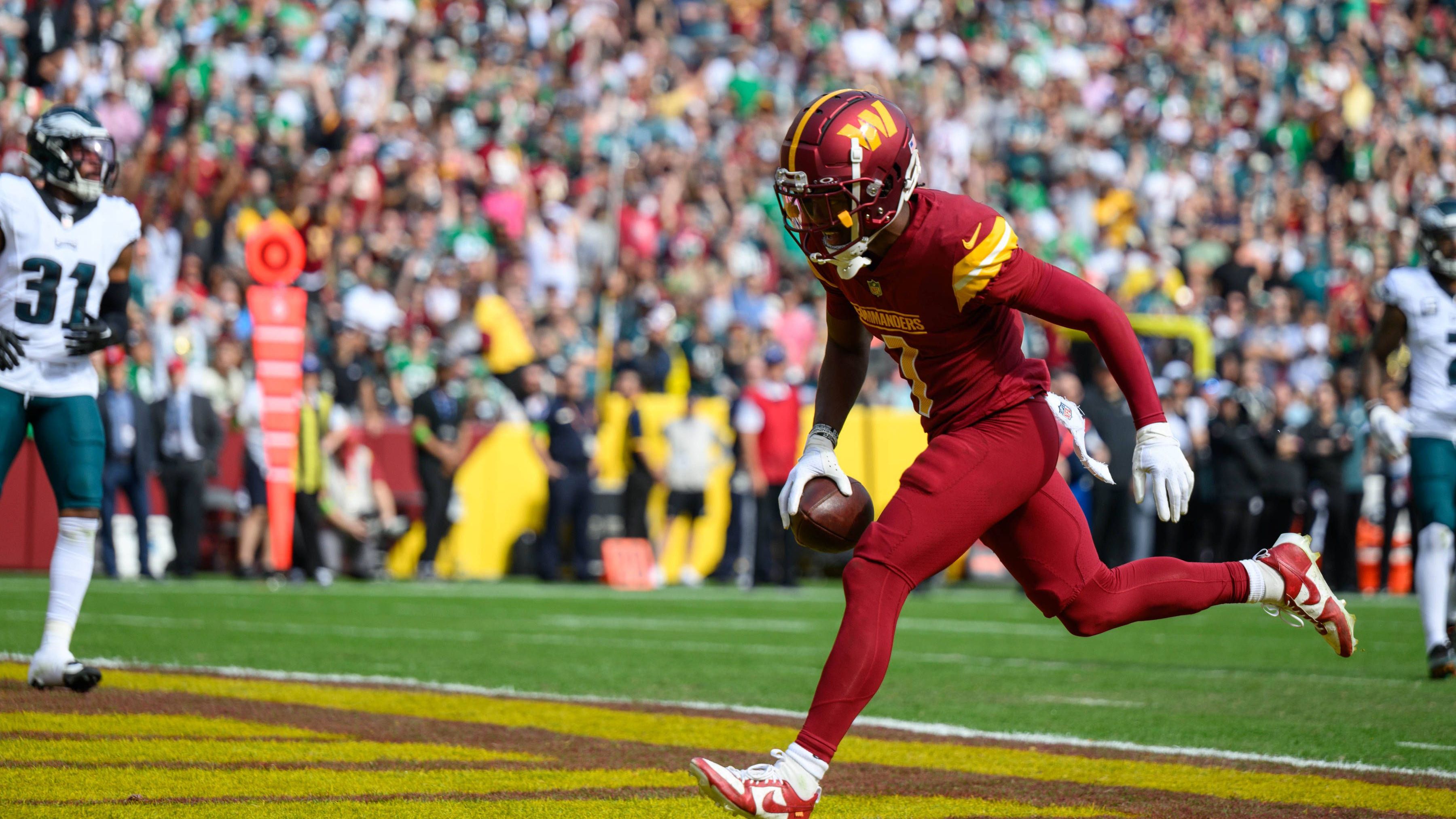 <strong>Washington Commanders: Jahan Dotson (Wide Receiver)</strong><br>Nur ein Spiel mit 100 oder mehr Receiving Yards gelang Jahan Dotson in der Vorsaison. Der Abgang von Curtis Samuel dürfte ihm helfen. In seinem dritten Jahr muss der ehemalige Erstrundenpick aber allmählich auch liefern, mit Jayden Daniels bekommt er immerhin den amtierenden Heisman-Gewinner als Quarterback.