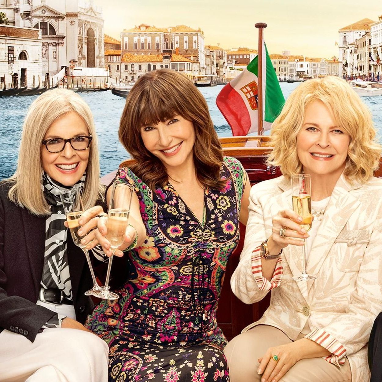 Die Fortsetzung "Book Club - Ein neues Kapitel": Der Cast mit Gläschen Wein in der Hand auf einem kleinen Boot mitten in Italien.