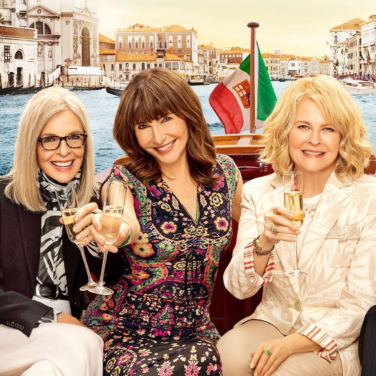 Die Fortsetzung "Book Club - Ein neues Kapitel": Der Cast mit Gläschen Wein in der Hand auf einem kleinen Boot mitten in Italien.