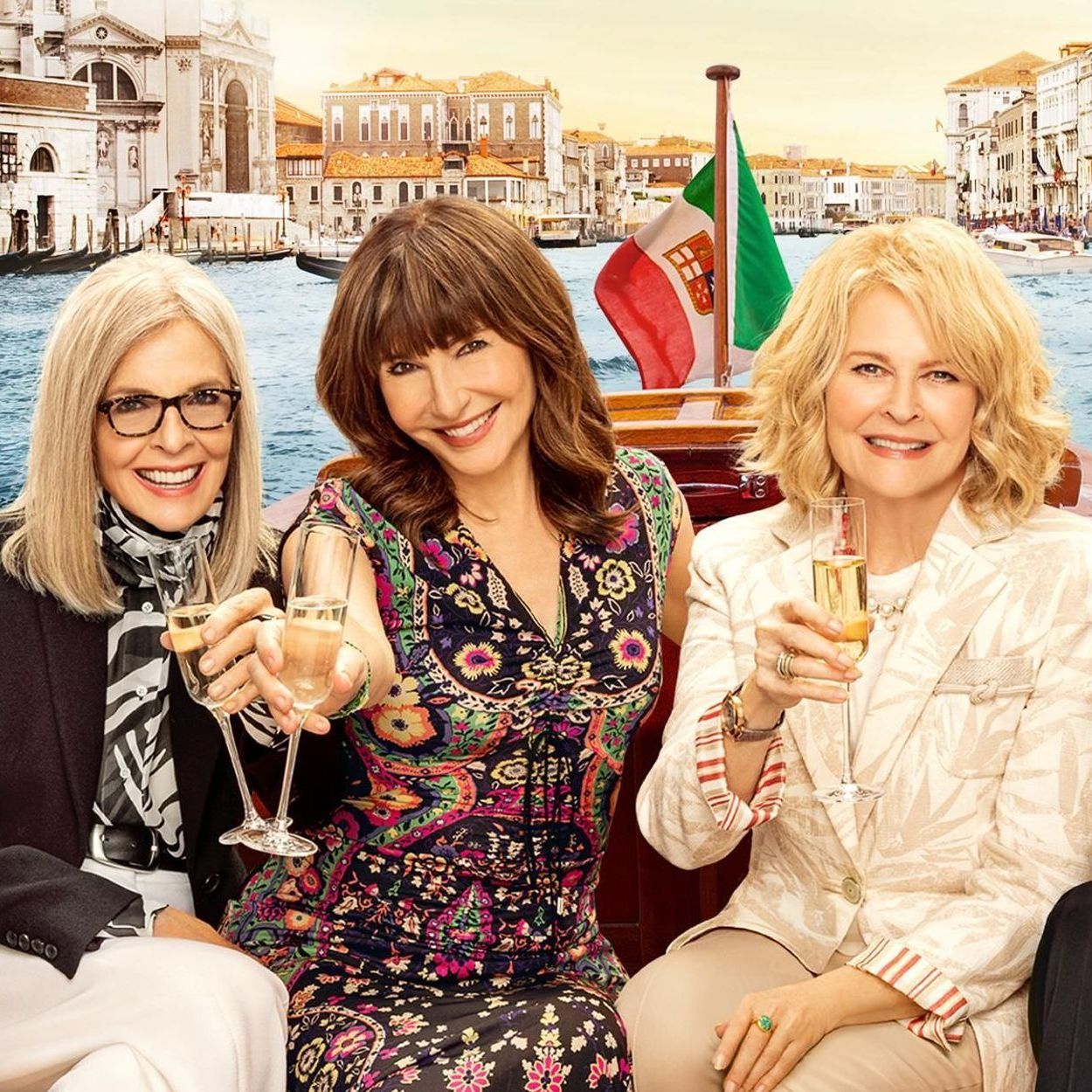 Die Fortsetzung "Book Club - Ein neues Kapitel": Der Cast mit Gläschen Wein in der Hand auf einem kleinen Boot mitten in Italien.