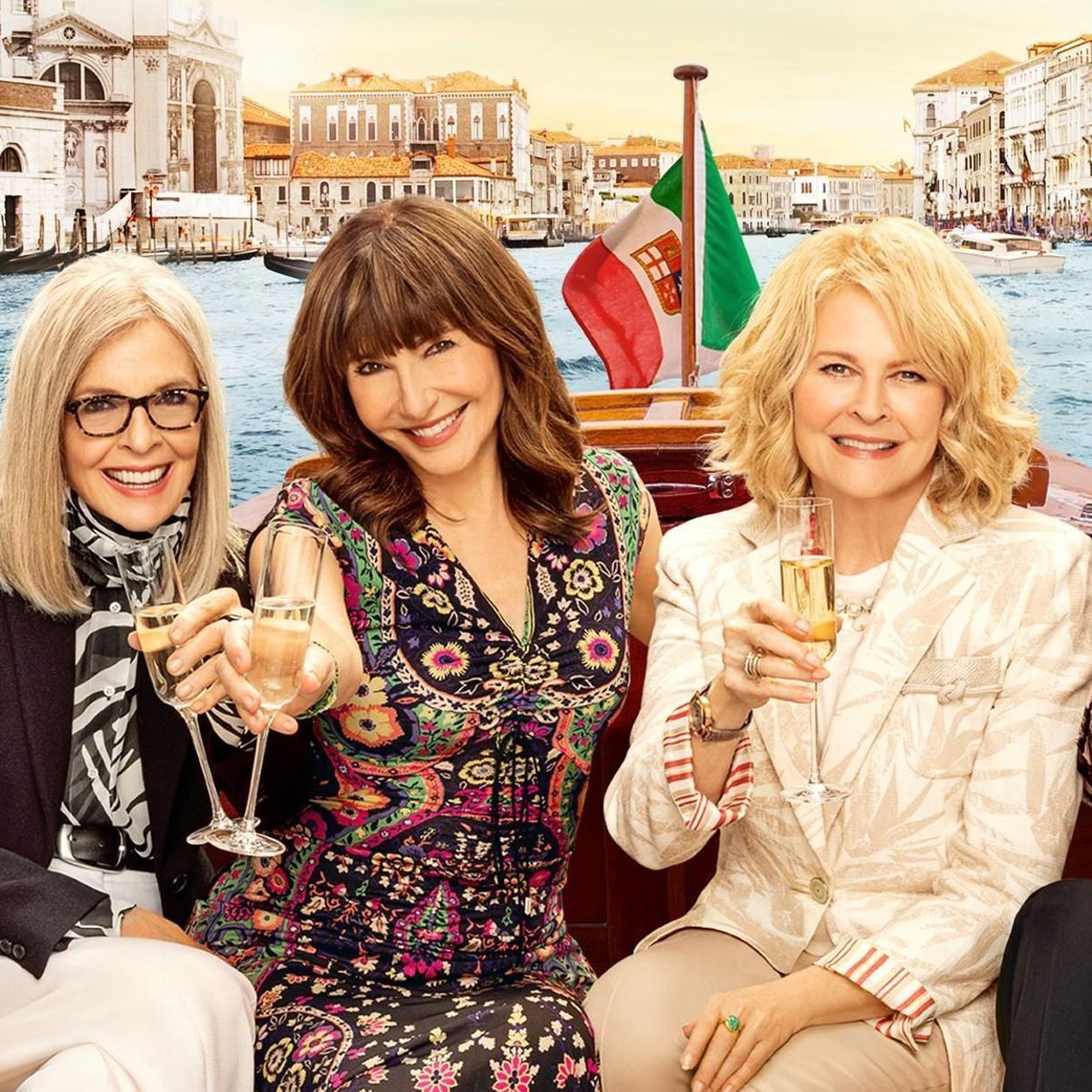 Die Fortsetzung "Book Club - Ein neues Kapitel": Der Cast mit Gläschen Wein in der Hand auf einem kleinen Boot mitten in Italien.