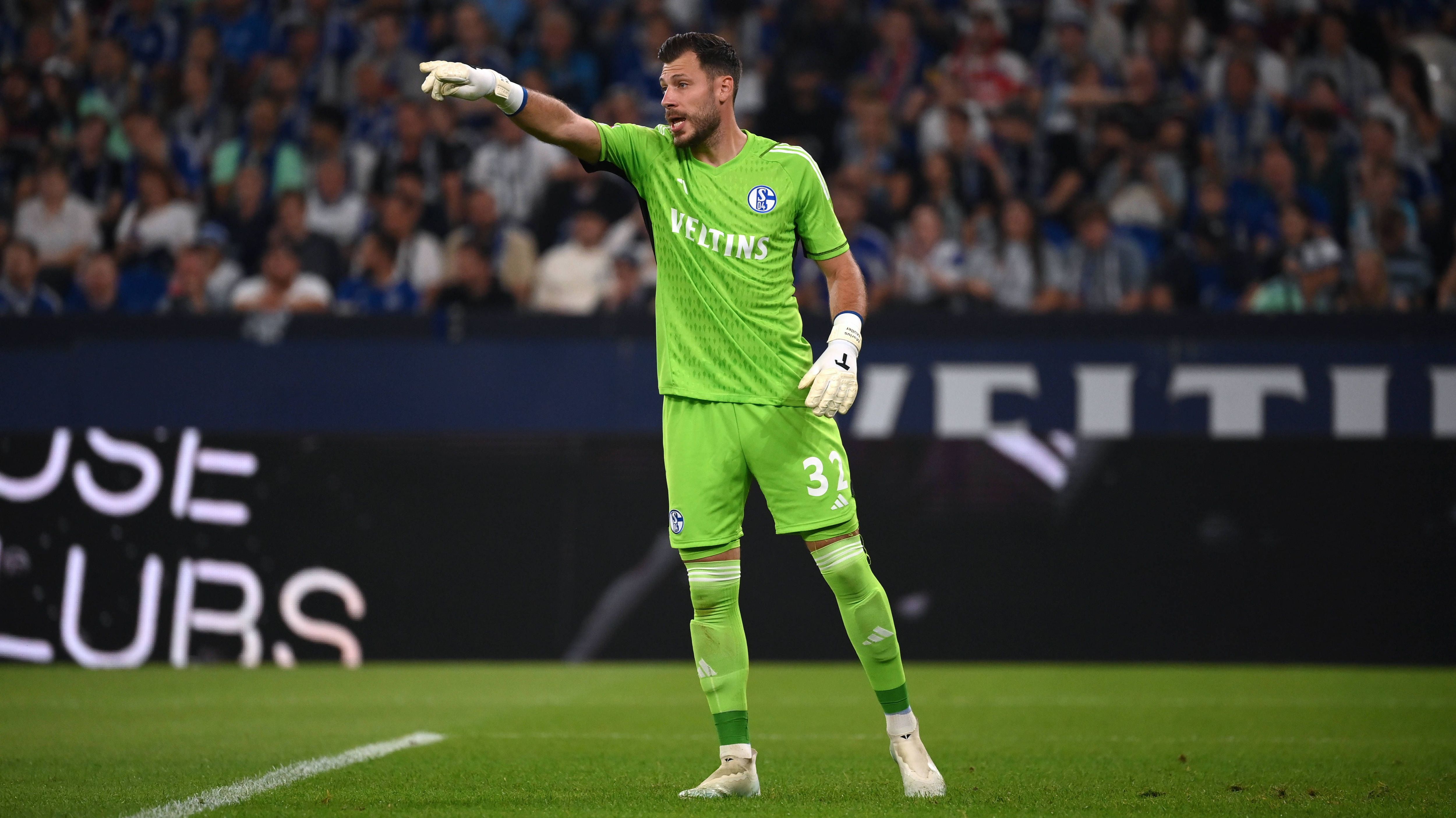 <strong>Marius Müller (FC Schalke 04)</strong><br>"Wenn du mit zwei Mann in Überzahl bist, dann ist es in etwa so, wie, wenn du im Parkhaus mit dem Auto fährst und auf einmal sehr viel Platz ist. Dann weißt du gar nicht, welchen Parkplatz du nehmen sollst."<br><em>Schalkes Torhüter zum Spiel gegen den 1. FC Kaiserslautern, in dem die Knappen nach zwei Platzverweisen am Ende mit 11 gegen 9 spielten.</em>
