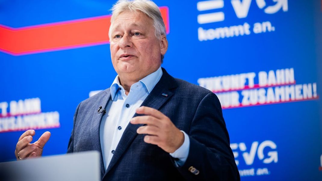 EVG-Chef Martin Burkert (Bild) kündigt in Berlin Widerstand gegen die Personalpläne von Verkehrsminister Schnieder an.