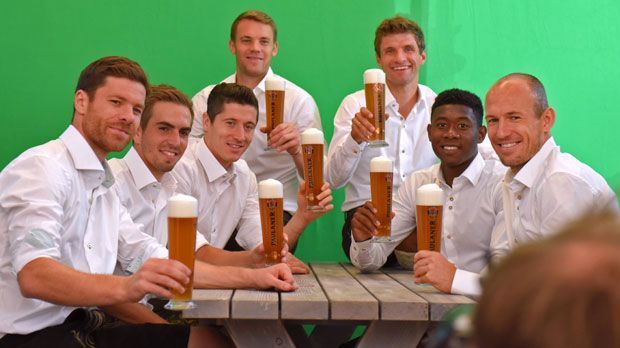 
                <strong>Gute Laune im Biergarten</strong><br>
                Xabi Alonso, Philipp Lahm, Robert Lewandowski, Manuel Neuer, Thomas Müller, David Alaba und Arjen Robben (v. li.) haben sichtlich Spaß - fast wie im Biergarten.
              