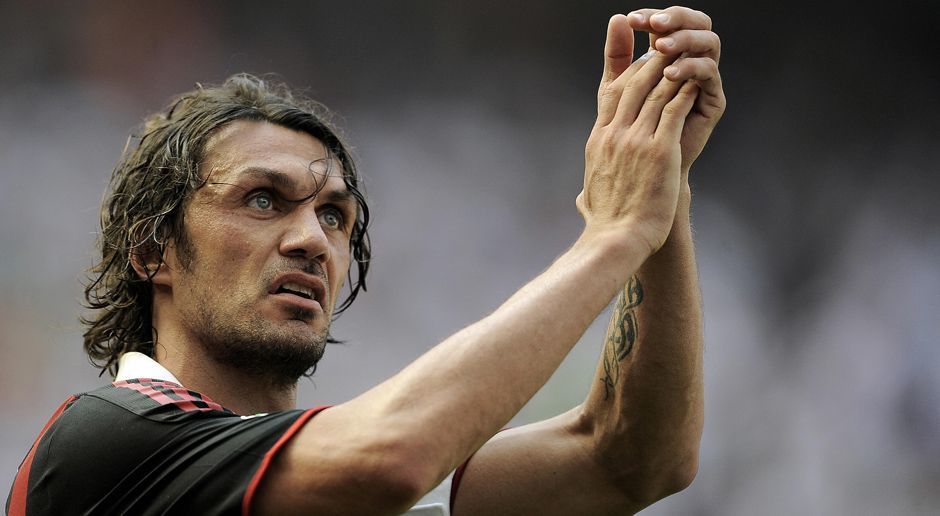 
                <strong>Paolo Maldini</strong><br>
                Linker Verteidiger: Paolo Maldini - Spielte von 1984 bis 2009 für Milan. Die Legende schlechthin. 647 Spiele, 29 Ligatore. Auf der Linksverteidigerposition machte ihm in Italien keiner etwas vor. Sieben Meistertitel, drei Champions-League-Titel sowie zweimal Europapokal der Landesmeister, einmal Pokalsieger und siebenmal Superpokalsieger stehen auf seiner Habenseite. Zusammen mit Nesta führt er mittlerweile einen amerikanischen Fußballklub, den Miami FC.
              