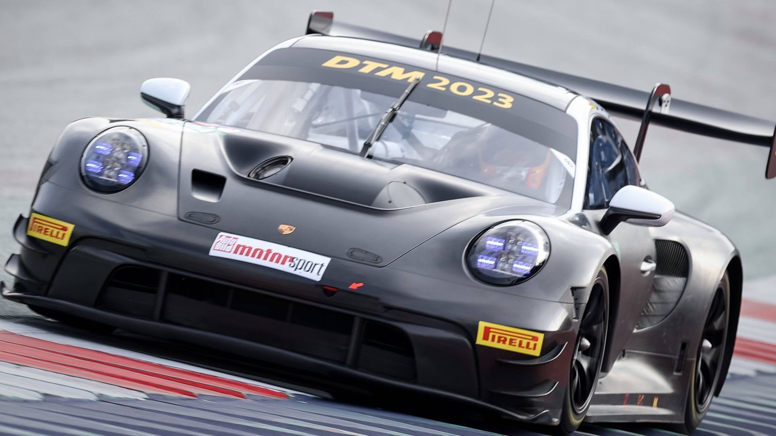 
                <strong>Christian Engelhart</strong><br>
                &#x2022; Team: Toksport WRT<br>&#x2022; Marke: Porsche<br>&#x2022; Auto: Porsche 911 GT3 R<br>&#x2022; Startnummer: 99<br>
              