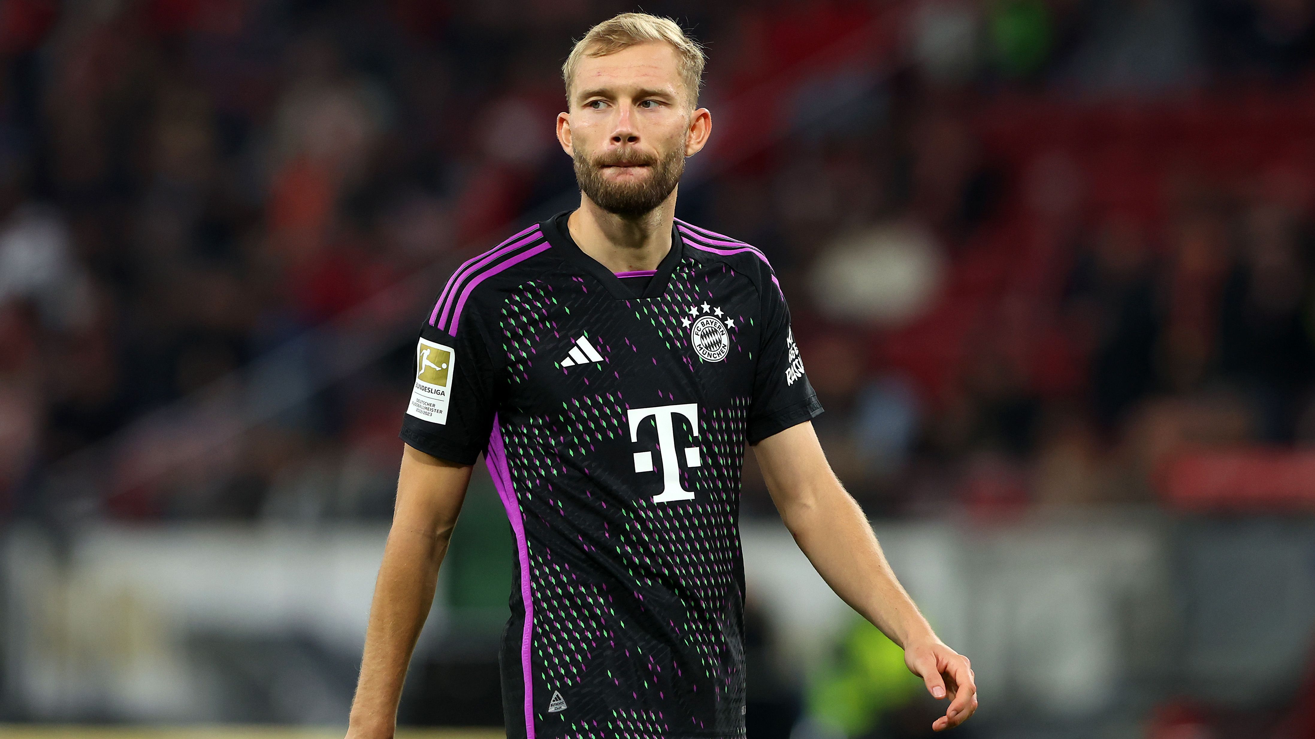 <strong>Konrad Laimer</strong><br>Darf ab Minute 72 auf der Sechserposition ran. Macht das Spiel nicht unbedingt schneller und bringt seine Offensivleute nicht wirklich in gute Positionen. <em><strong>ran</strong></em><strong>-Note: 4</strong>