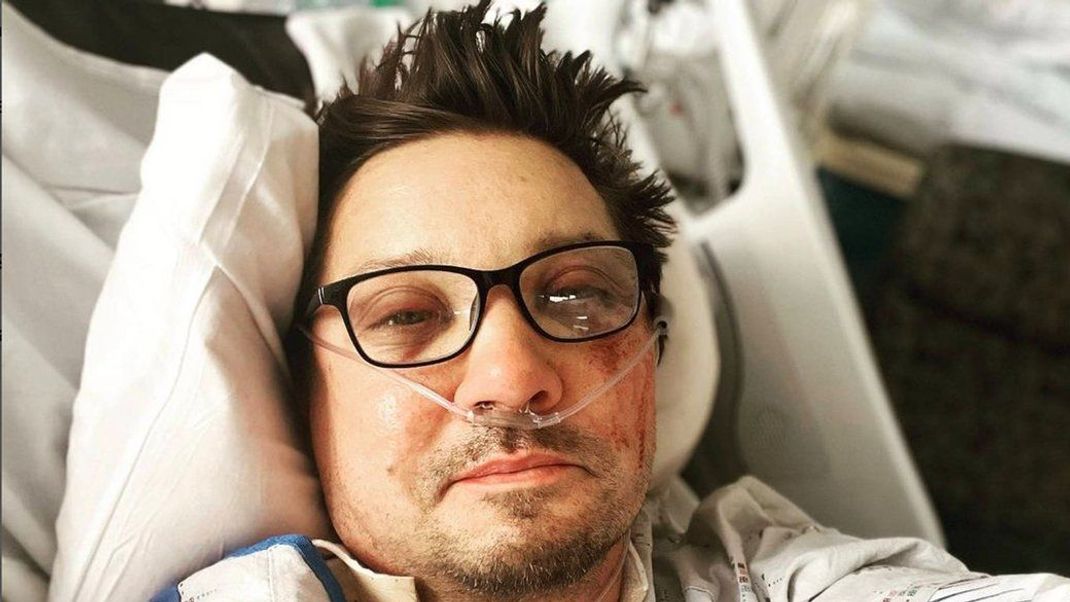 Marvel-Star Jeremy Renner spricht ein Jahr nach seinem Unfall, was dieser für viele andere Menschen in seiner Umgebung&nbsp; bedeutet habe.&nbsp;