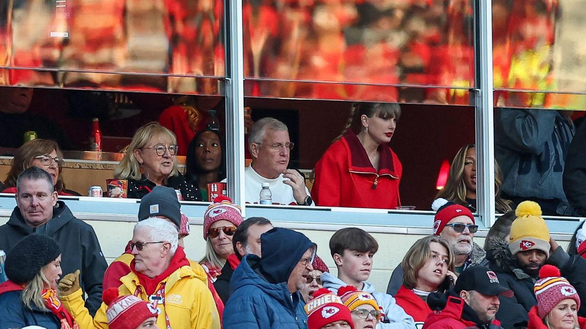 November 29, 2024: From left to right, Donna Kelce, Scott .Swift, and Taylor Swift watch a game between the Kansas City Chiefs and Las Vegas Raiders at GEHA Field at Arrowhead Stadium in Kansas Cit...