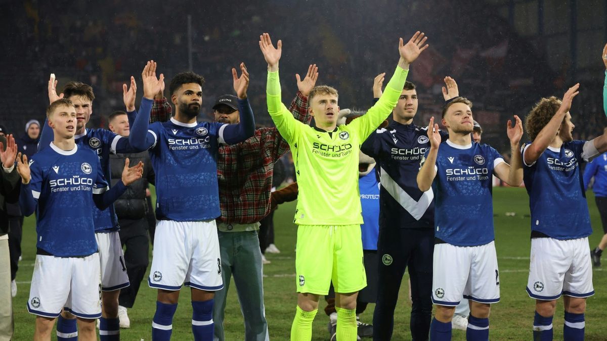 Bielefelds Pokal-Helden feiern vor der Kurve