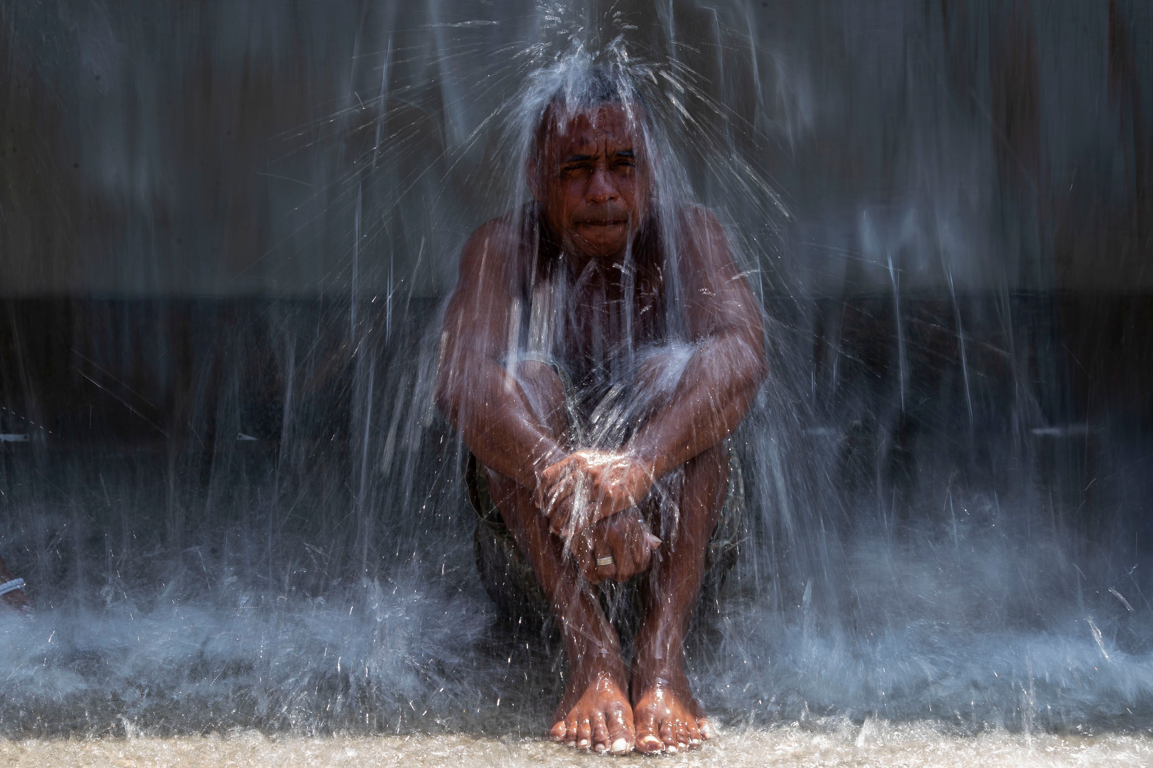 15. November 2023: Ein Mann sucht Erfrischung an einem Brunnen im Park Madureira. In der brasilianischen Millionenmetropole Rio de Janeiro stieg die gefühlte Temperatur auf 58,5 Grad. 
