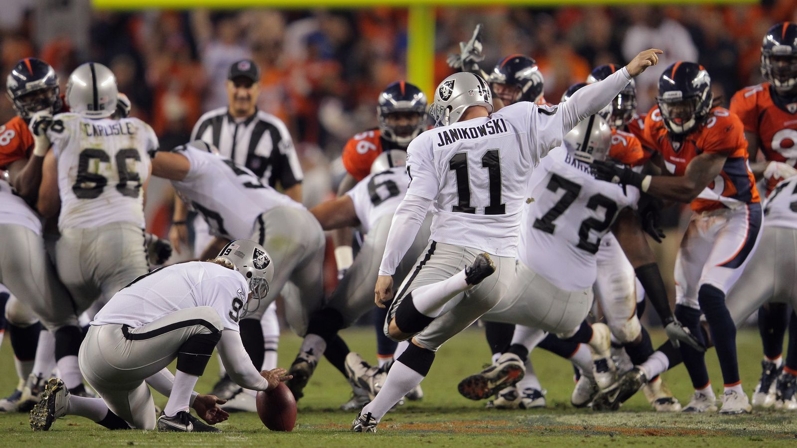 <strong>Sebastian Janikowski - 63 Yards</strong><br>Nochmal "The Polish Canon". Am 12. September 2011 traf Janikowski für die Oakland Raiders aus 63 Yards in Denver. Drei der weitesten Field Goals wurden im Stadion der Broncos erzielt. Die dünne Luft in der "Mile High City" hilft den Kickern ungemein.
