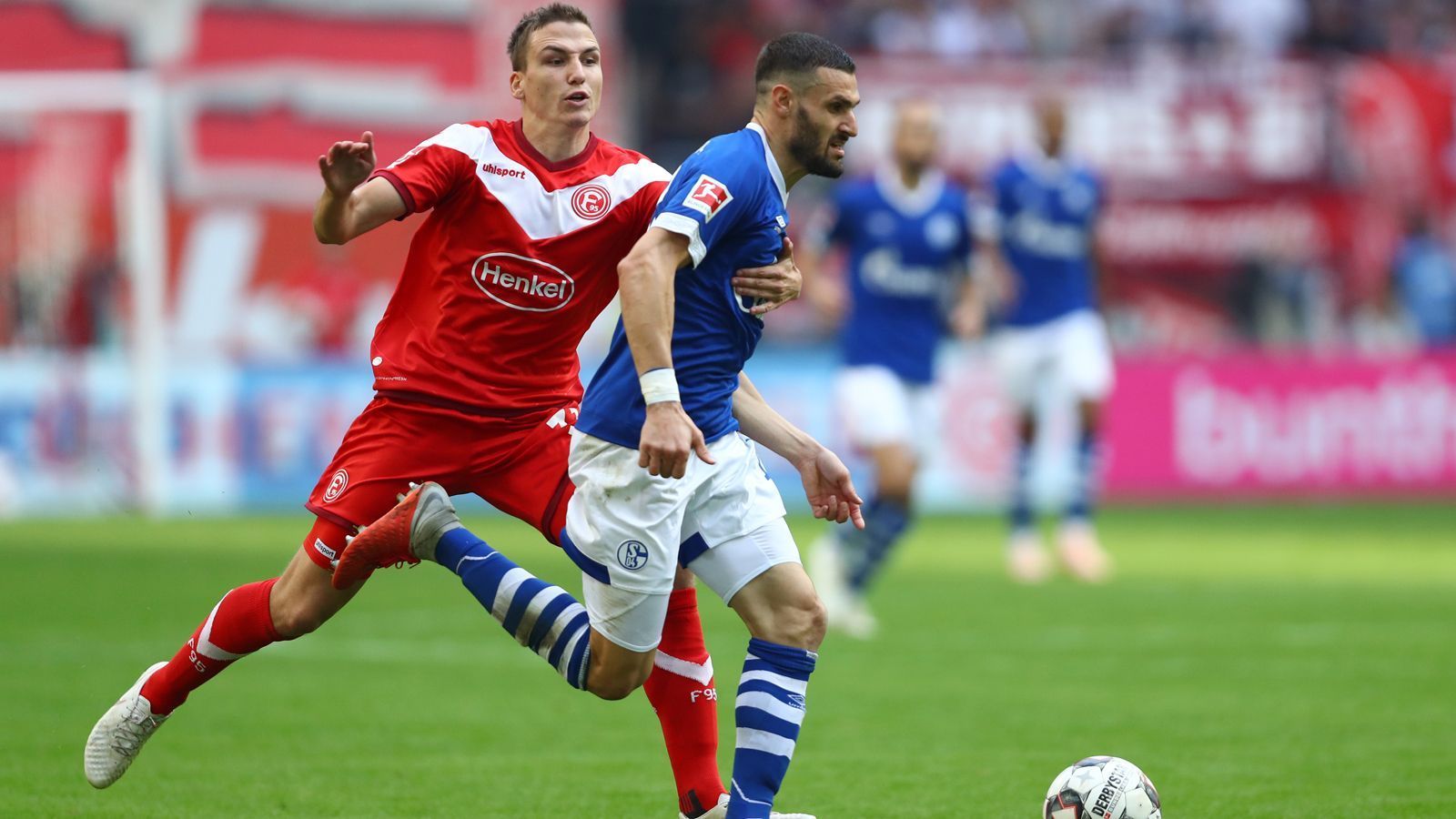 
                <strong>FC Schalke 04 - Fortuna Düsseldorf 0:1</strong><br>
                Nach einer enttäuschenden Hinrunde kommen die "Knappen" auch im Jahr 2019 nicht so recht von der Stelle. Zuletzt mussten die Gelsenkirchener eine 0:2-Heimpleite gegen Borussia Mönchengladbach hinnehmen, welche einen kurzen Aufwärtstrend abrupt stoppte. Düsseldorf hat nach schwachem Saisonstart die Kurve bekommen und liegt in der Bundesliga mittlerweile gleichauf mit S04. Im Achtelfinale werden die Fortuna nun den Schalkern, die spielerisch ohnehin schwächeln, den Zahn ziehen und das Viertelfinale erreichen.
              