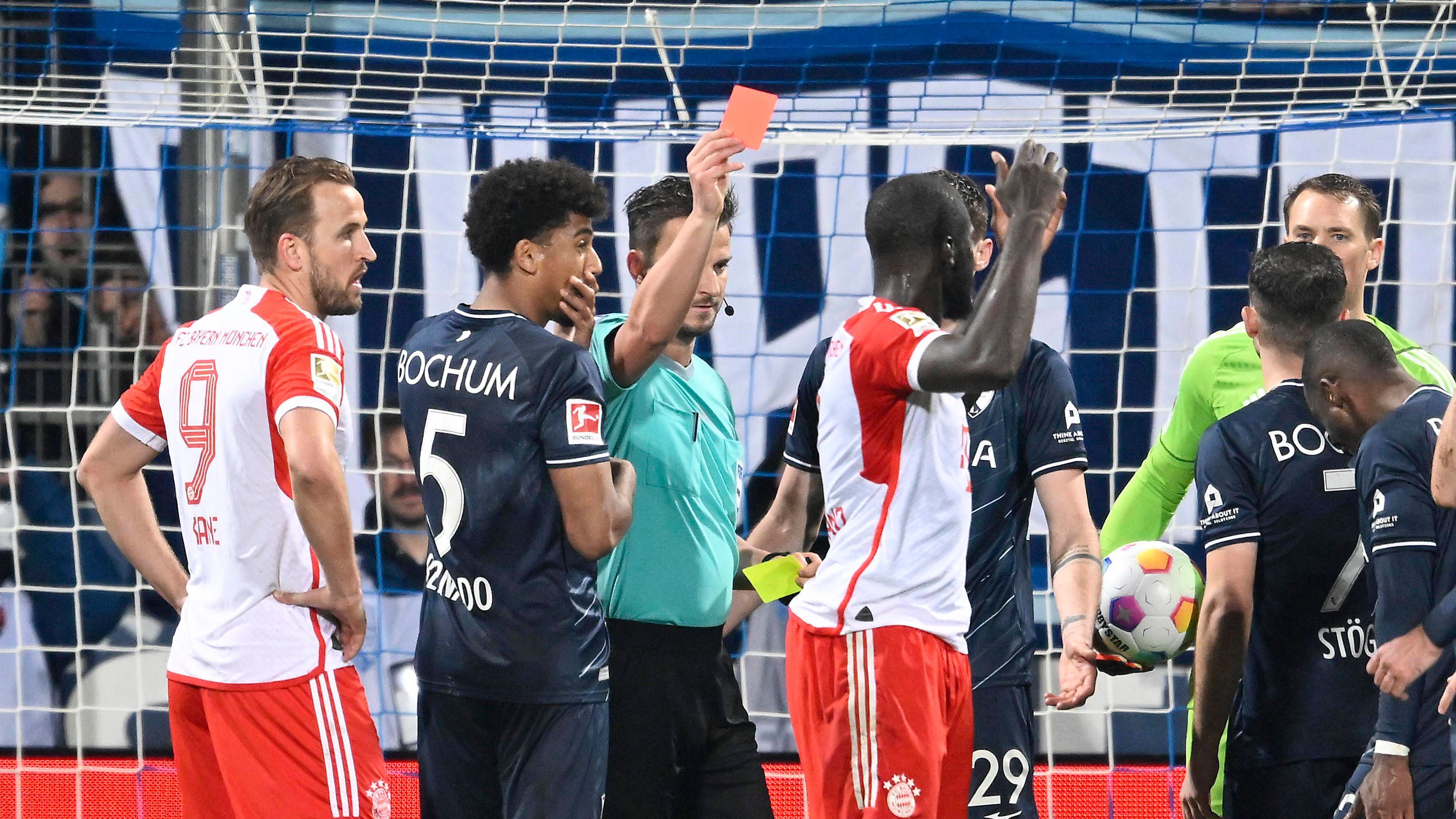 <strong>L'Equipe (Frankreich):</strong> "Bayern versenkt - Upamecano erneut vom Platz gestellt"<br><strong>RMC Sport (Frankreich):</strong> "Tuchel bleibt trotz tiefer Krise Trainer bei Bayern"