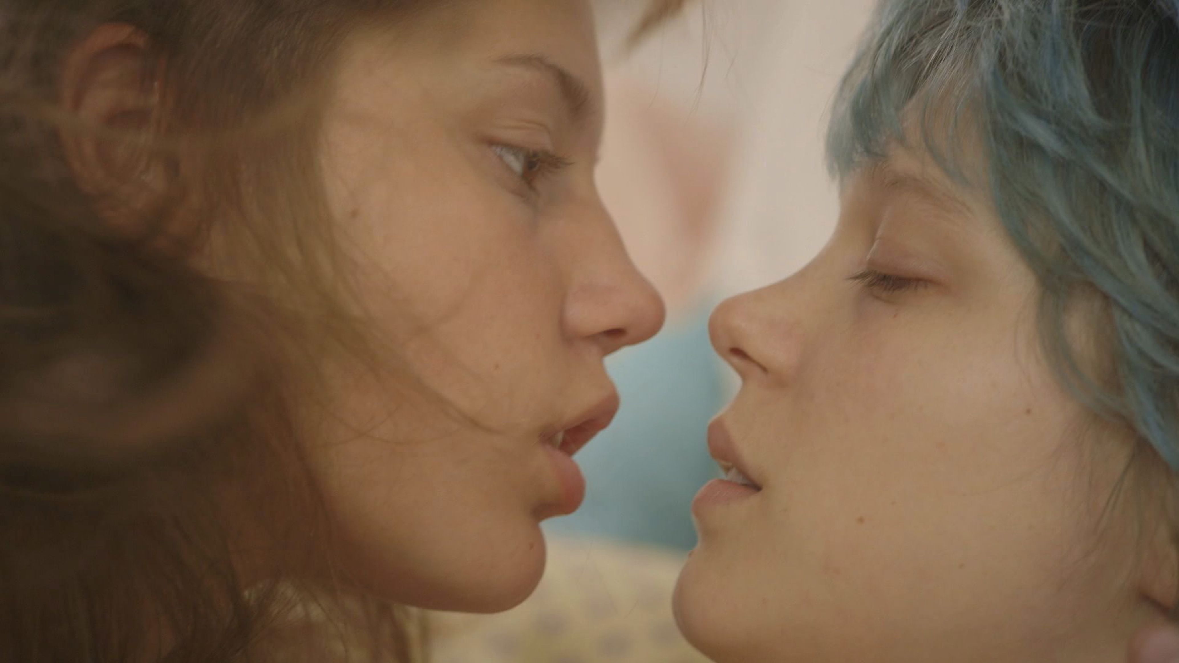 "Blau ist eine warme Farbe (2013)": Dieses Drama über die leidenschaftliche Beziehung zwischen der Teenagerin Adèle (Adèle Exarchopoulos, l.) und der Künstlerin Emma (Léa Seydoux, r.) ist zweifellos einer der intensivsten Liebesfilme aller Zeiten - was nicht zuletzt an den fantastischen Hauptdarstellerinnen liegt. Nicht umsonst wurden sie und der Film mit der Goldenen Palme ausgezeichnet.