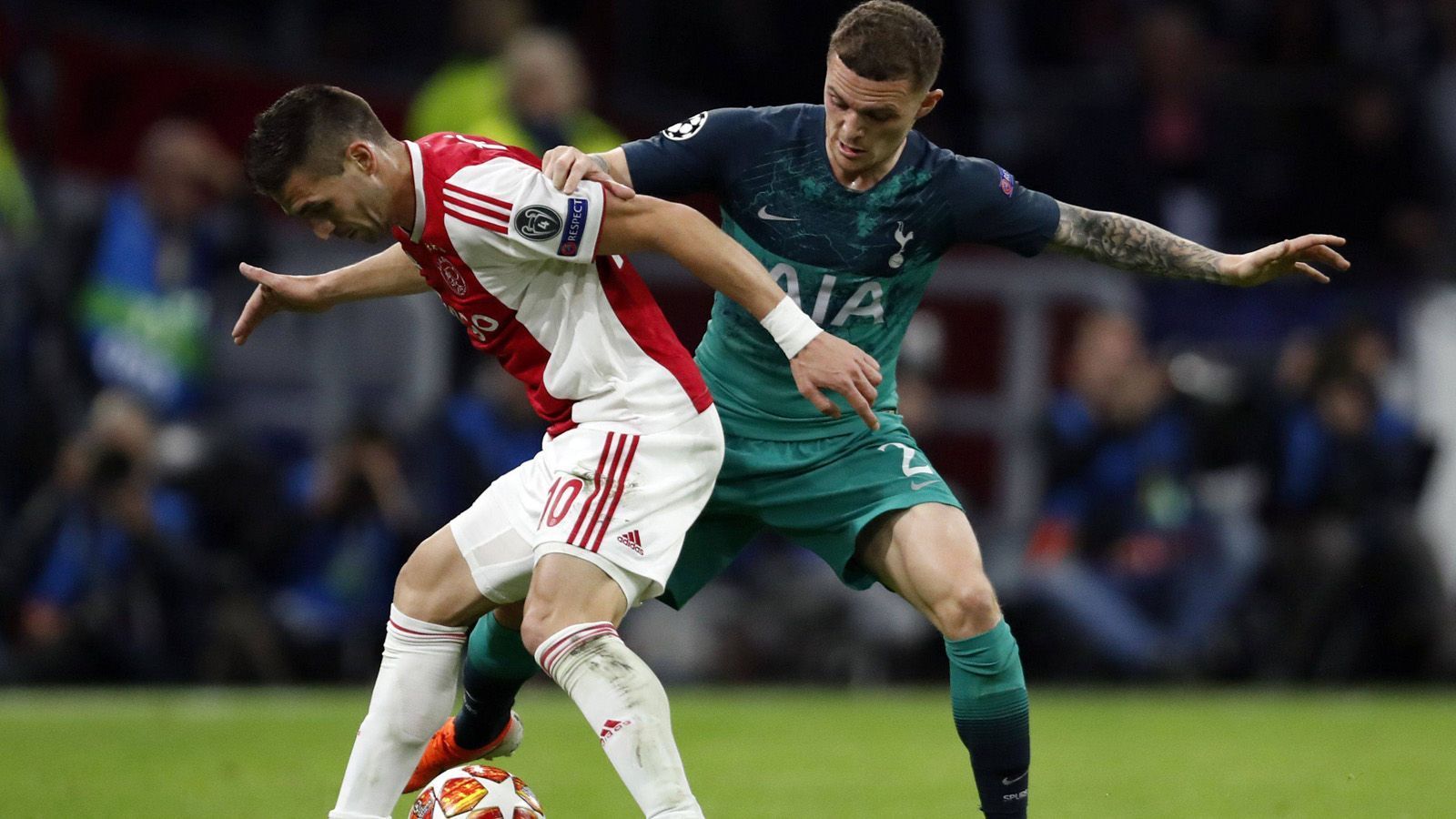 
                <strong>Kieran Trippier (Tottenham Hotspur)</strong><br>
                Erst agiert er gegen Tadic zu zögerlich und fälscht dessen Schuss auch noch ab, bei der folgenden Ecke lässt der Rechtsverteidiger Torschütze de Ligt einlaufen. Auch vor dem 0:2 scheint es ihm schlicht und einfach zu schnell zu gehen. Immerhin gibt er den Ball vor dem 2:2 scharf herein. Seine Defensivleistung gereicht aber kaum höheren Ansprüchen. Muss in der Schlussphase für Lamela weichen. ran-Note: 5
              