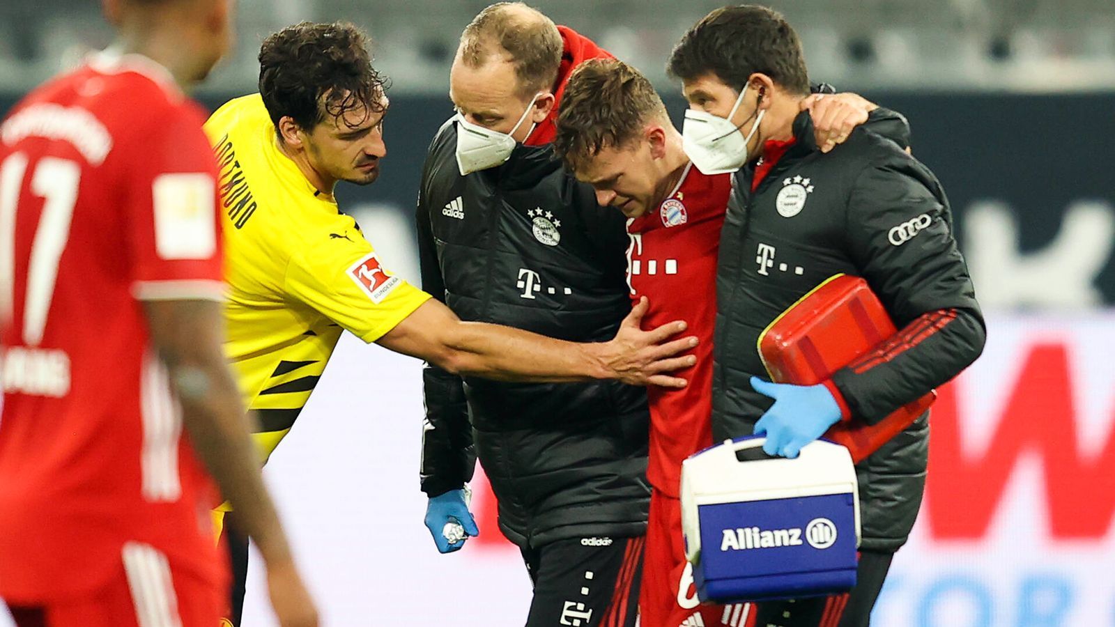 
                <strong>So kann der FC Bayern Kimmich ersetzen</strong><br>
                Am Sonntag wird Kimmich in München genauer untersucht, eine Diagnose steht also noch aus. "Bild" und "kicker" berichten übereinstimmend, dass der befürchtete Kreuzbandriss ausgeschlossen werden kann. Während die "Bild" von einer Außenbandverletzung und bis zu drei Monaten Ausfallzeit berichtet, schreibt der "kicker" von einem Meniskuseinriss und mehreren Wochen Pause. Ein langer Ausfall des Sechsers wäre so oder so eine absolute Hiobsbotschaft für den Rekordmeister, denn Kimmich ist nicht nur fußballerisch, sondern auch charakterlich, als Leader nicht zu ersetzen. Mit welchem Personal müssen Hansi Flick und sein Trainerteam den Ausfall jetzt auffangen?
              