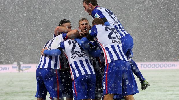 
                <strong>Hertha BSC mit starker Hinrunde</strong><br>
                Hertha BSC schaffte gegen die TSG Hoffenheim 1899 am 13. Spieltag einen Sieg ohne einen einzigen Torschuss. In 90 Minuten gelang es den Berlinern nicht, einen einzigen Ball auf das Tor von Keeper Oliver Baumann zu bringen. Beim 1:0-Siegtreffer musste schließlich Eugen Polanski durch ein Eigentor nachhelfen. Dennoch spielte der Hauptstadt-Klub seine beste Hinrunde seit sieben Jahren.
              
