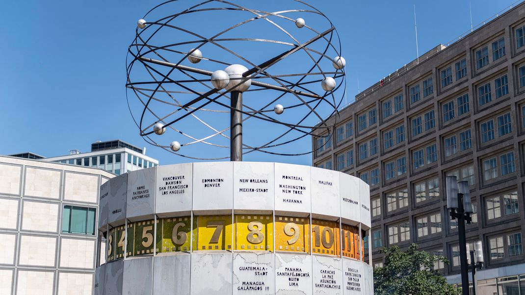 Wegen den Zeitzonen der Welt ist es an verschiedenen Orten unterschiedlich spät. Unter anderem die Weltzeituhr am Alexanderplatz in Berlin veranschaulicht dies.