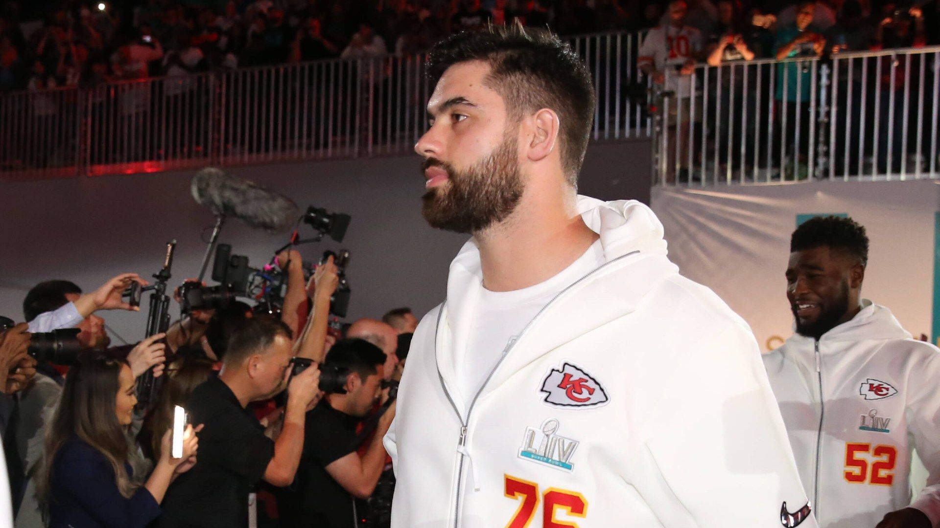 
                <strong>Laurent Duvernay-Tardif </strong><br>
                Der "Muhammad Ali Sports Humanitarian des Jahres"-Award ging an Offensive Guard Laurent Duvernay-Tardif von den Kansas City Chiefs. Der 30-Jährige setzte die vergangene NFL-Saison komplett aus, um stattdessen mit seinem medizinischen Abschluss in seiner Heimat Kanada gegen das Coronavirus zu kämpfen. 
              