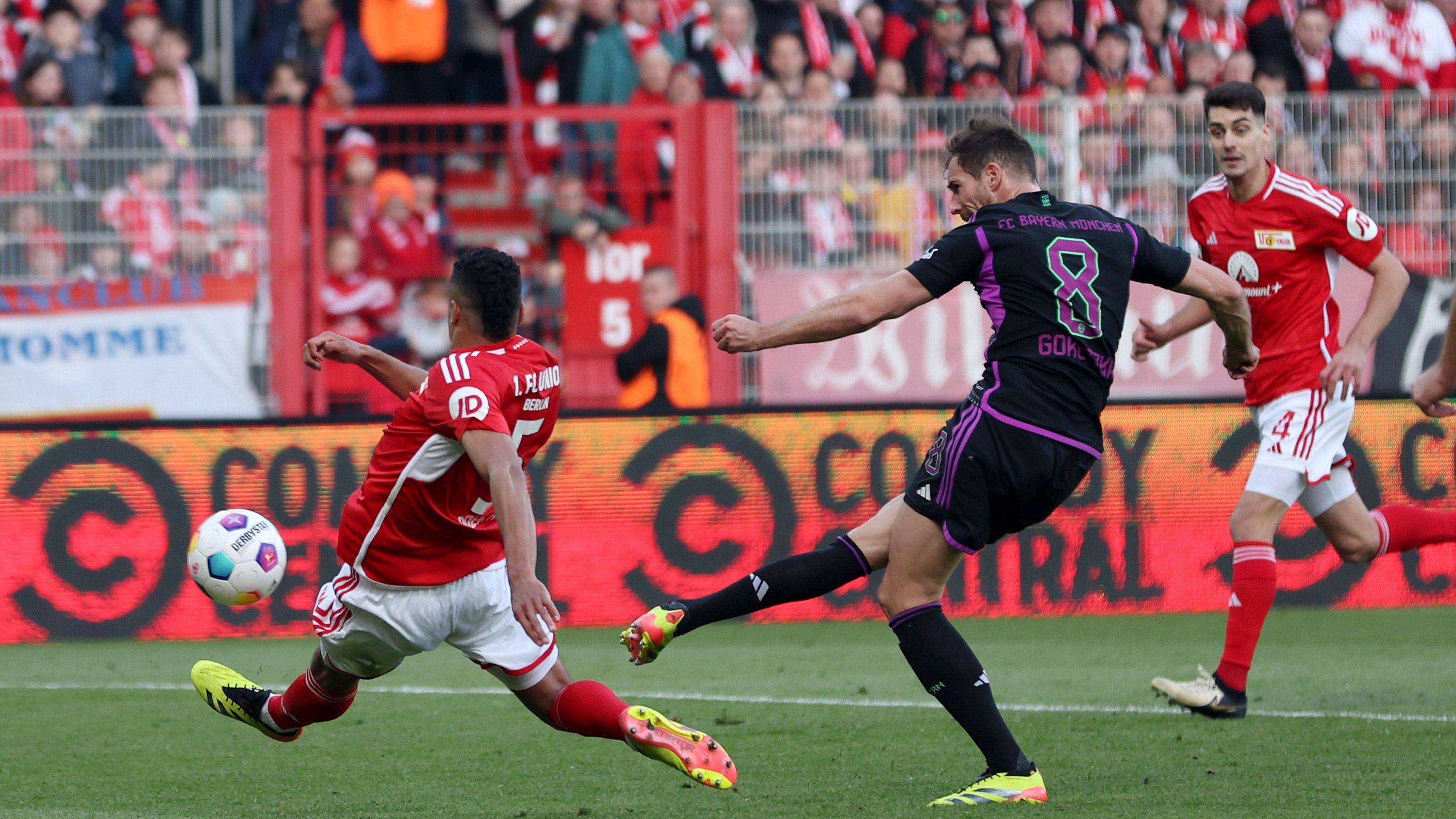 <strong>Leon Goretzka</strong>&nbsp;<br>Ein Tor, eine Vorlage! Der Mittelfeldspieler findet zunächst schlecht ins Spiel. Sein früher Ballverlust leitet die erste Chance für Union Berlin ein. Danach aber dreht er auf. In der 29. Minute steht er genau richtig und knallt den Ball zum 1:0 unter die Latte. Später bereitet er das 5:0 vor. Zudem gewinnt er viele Zweikämpfe und findet auch unter Druck nahezu immer die richtigen Lösungen. <em><strong>ran</strong></em>-Note: 1&nbsp;