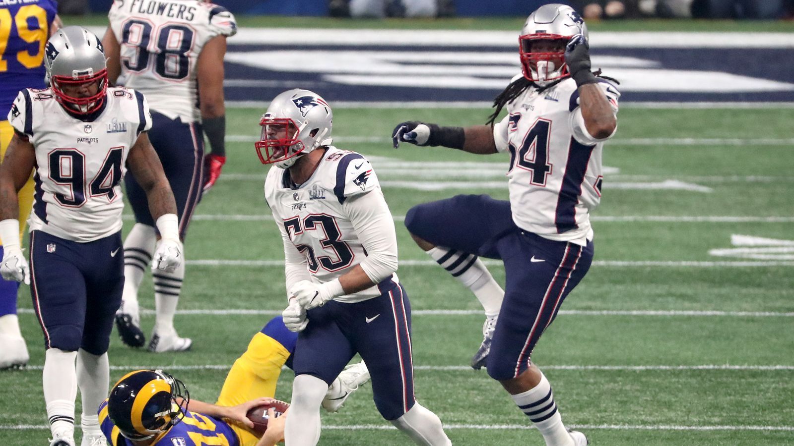 
                <strong>New England Patriots - Kommt die Defense wieder auf das alte Level? </strong><br>
                Die Defense der New England Patriots wurde in der Saison 2020 aus mehreren Gründen auseinander gerissen. Top-Linebacker Dont'a Hightower hat die Spielzeit beispielsweise freiwillig ausgesessen und kommt dieses Jahr zurück. Von der zweitbesten Passing-Defense entwickelte sich die Verteidigung der Patriots in das schwächere Drittel der Liga. Kann Belichick seiner Defense neues Leben einhauchen? 
              