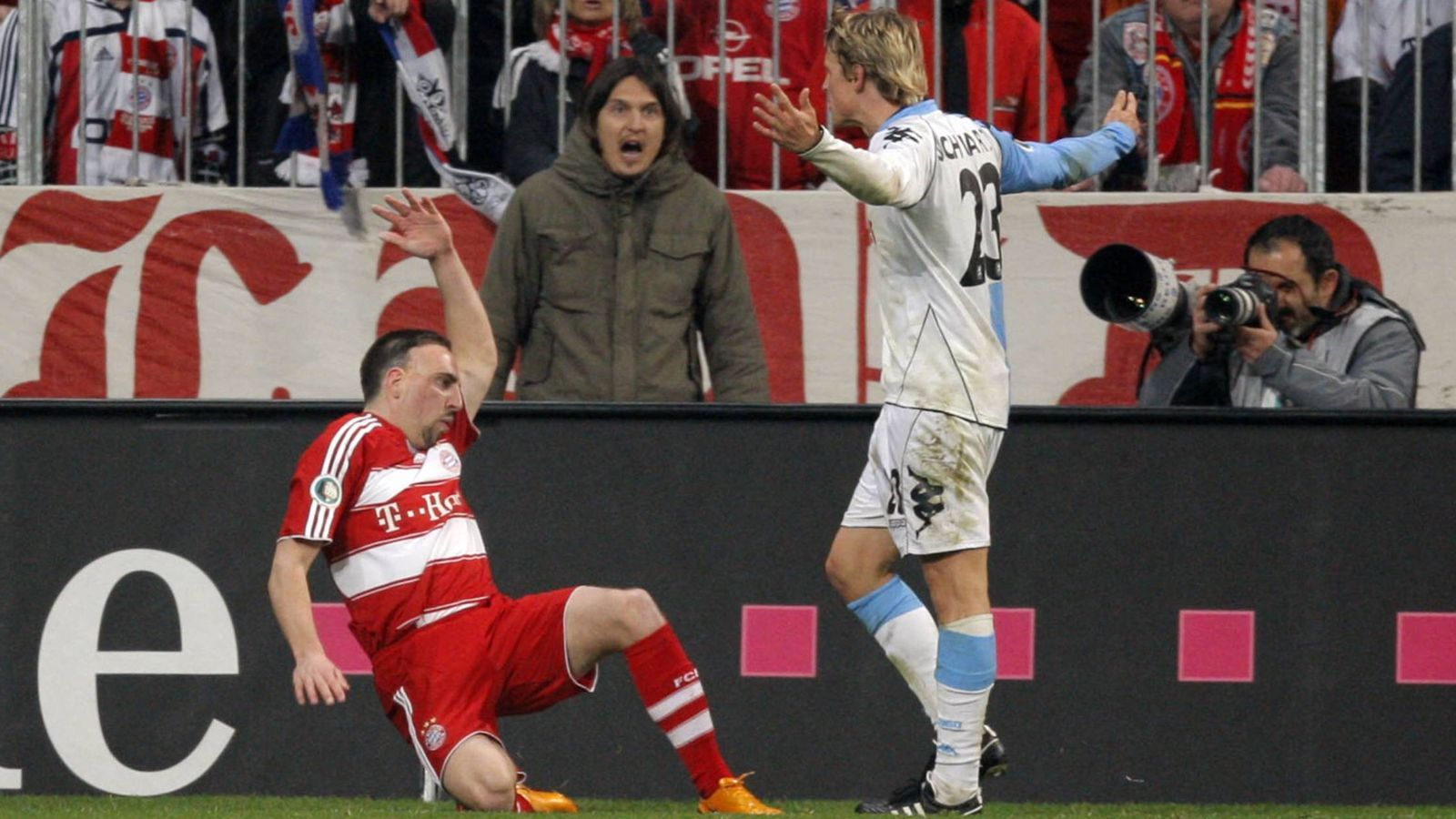 
                <strong>Ribery und Schwarz (2008)</strong><br>
                Im Viertelfinale des DFB-Pokals kam es 2008 zum Stadtderby zwischen dem FC Bayern und 1860 München. In der Verlängerung ließ sich Franck Ribery nach einem harmlosen Schubser von Löwen-Spieler Banjamin Schwarz theatralisch fallen und wälzte sich am Boden. Schwarz sah für die Aktion Gelb-Rot. Am Ende erzielte der Franzose den Siegtreffer per Elfmeter.
              