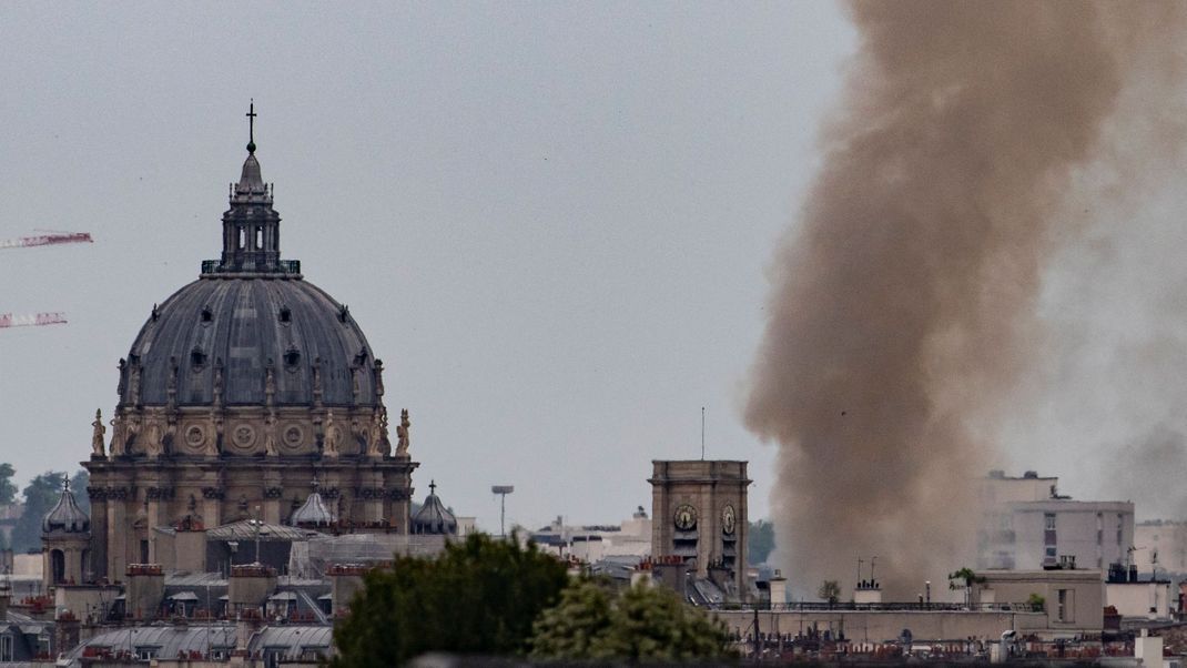  Nach einer Gasexplosion sind im Zentrum von Paris mehrere Gebäude in Brand geraten.