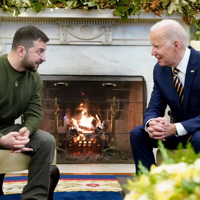 Bei seinem Besuch in Washington wolle Selenskyj mit US-Senatoren sowie dem Sprecher des US-Repräsentantenhauses, dem Republikaner Mike Johnson, sprechen. 