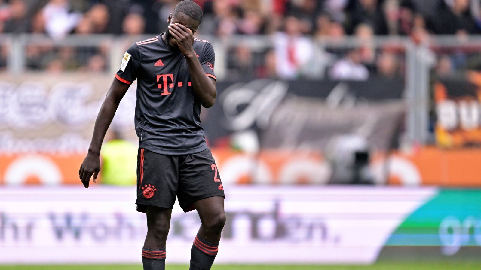 
                <strong>Innenverteidigung: Dayot Upamecano</strong><br>
                Auch Innenverteidiger Dayot Upamecano ist alles andere als unumstritten. Gegen Union Berlin (1:1) hatte er bereits einen Fehler drin, den Manuel Neuer noch ausbügeln konnte. Gegen Borussia Mönchengladbach (1:1) war der Nationalkeeper jedoch machtlos. Anders als bei Mazraoui jedoch fehlen hier schlichtweg die Alternativen. Lucas Hernandez fehlt noch ein paar Wochen verletzt und viel mehr Innenverteidiger hat der FCB nicht, wenn Benjamin Pavard auf außen eingeplant ist. Heißt: Auch gegen Bayer 04 wird die zentrale Abwehr aus Upamecano und Matthijs de Ligt bestehen.
              